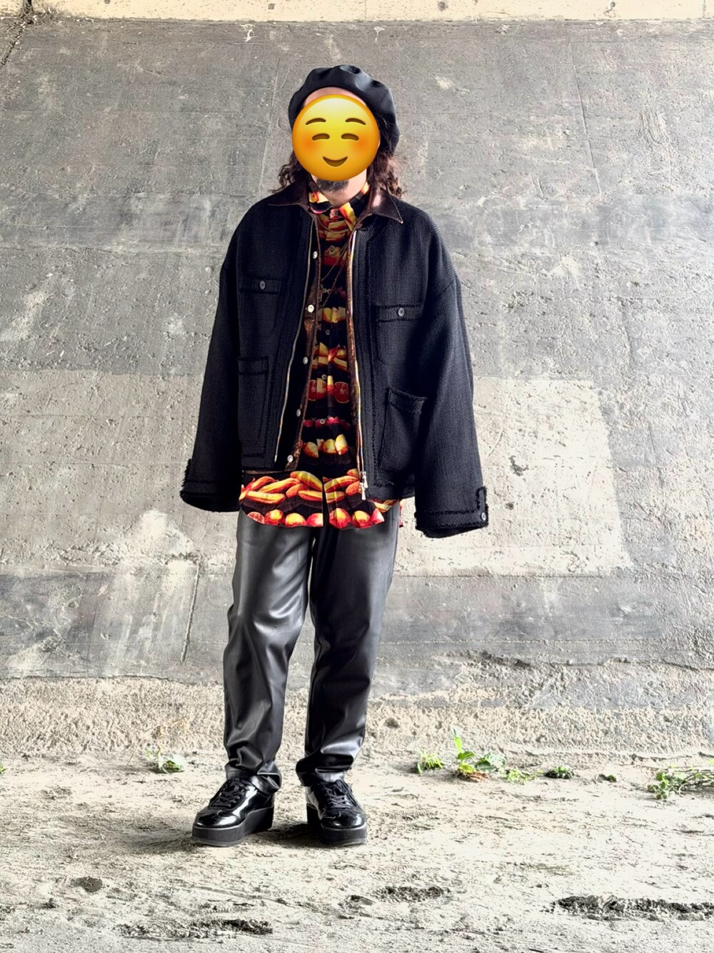 ブラック系のノーカラージャケット、ゴールド系のその他アウター、ブラック系のシャツ/ブラウスを着用したメンズの春コーディネートの1枚目の写真