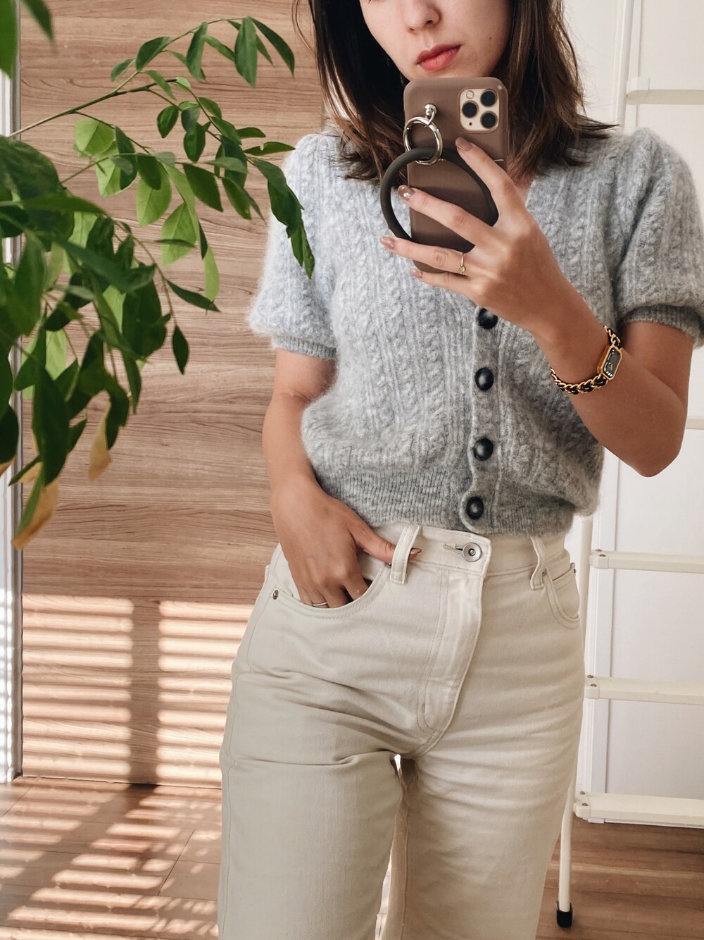 「chanel、プルミエール、グレーニット、カーディガン、しろパン、白パンツ、白、白デニム」｜「UNIQLOのハイライズワイドストレートジーンズ（デニムパンツ、ホワイト系）」を使った、tsubame さん（レディース・157cm）の秋コーディネートの1枚目の写真