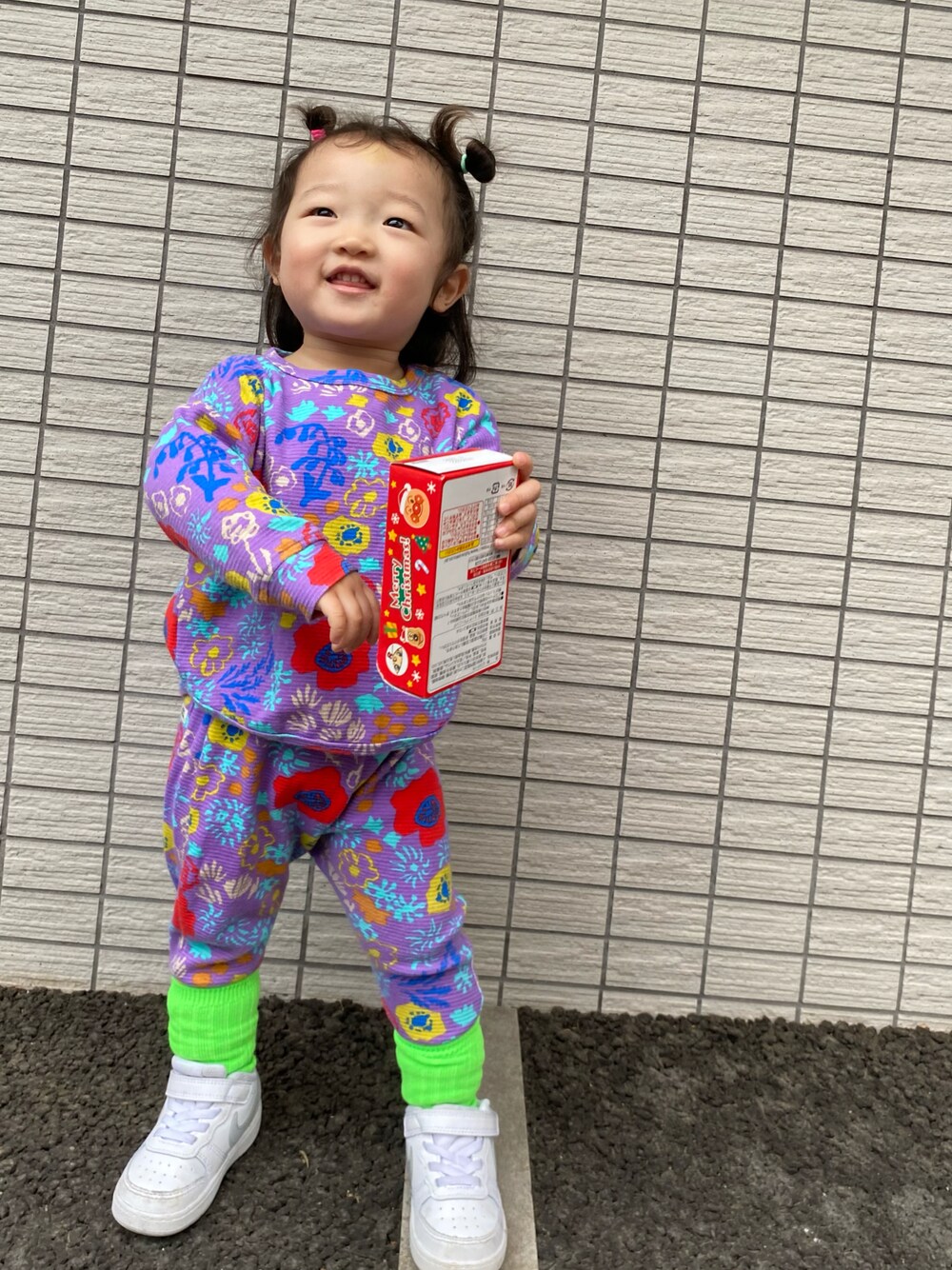 「キッズファッション、冬コーデ、ストリート、女の子コーデ、トレーナー、韓国服、セットアップ、ネオンカラー、NIKE、1歳半、1歳、秋冬コーデ、ストリートキッズ、markey's」｜「HOGAN RANCH WEARのスパンフライスロンT（80～130cm）（Tシャツ/カットソー、パープル系）」を使った、kio&kenohさん（キッズ・80cm）の秋コーディネートの1枚目の写真