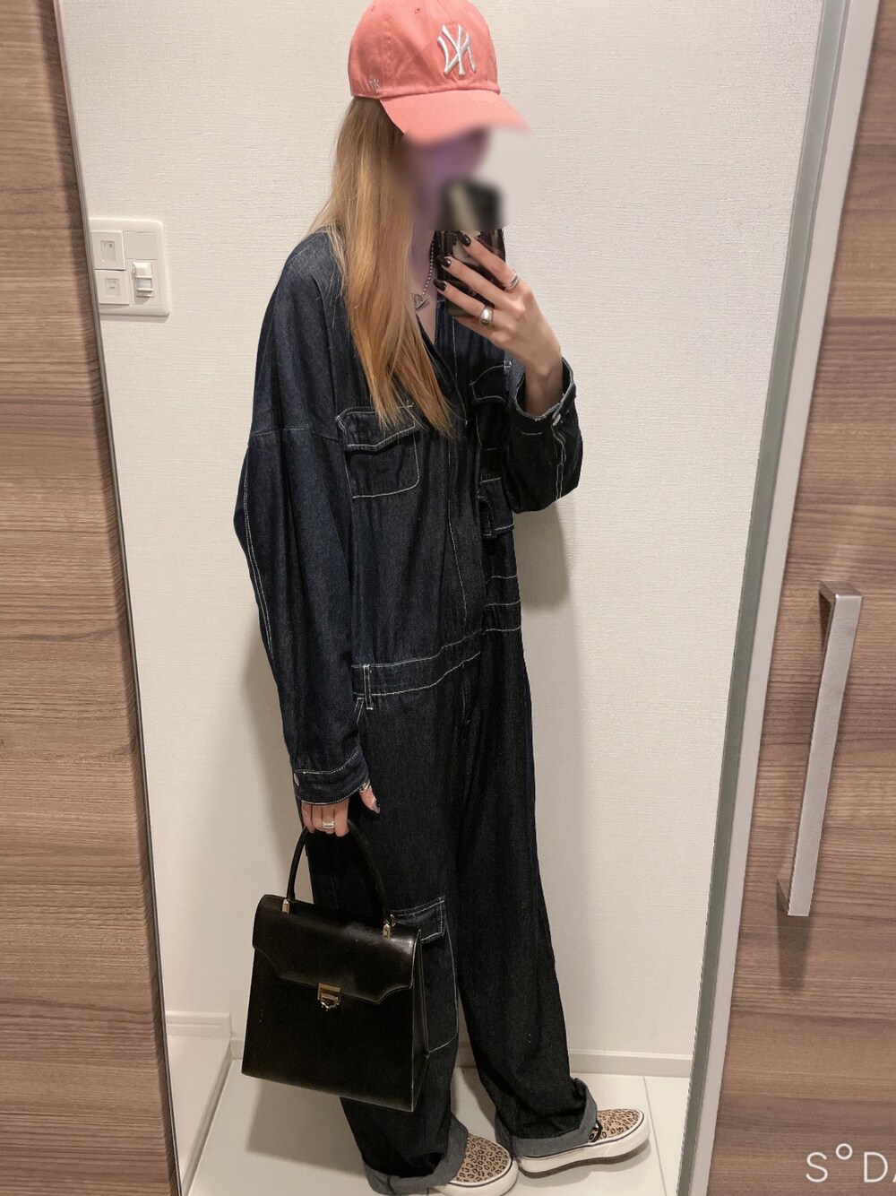 「カジュアル、シンプル、ママコーデ、つなぎ、キャップ、デニム、スニーカー、スリッポン、VANS、レオパード、おしゃれさんと繋がりたい、ootd、今日のコーデ、春コーデ」｜「B.C STOCKのアイテム（つなぎ/オールインワン、ブルー系）」を使った、mik_.さん（レディース・162cm）の春コーディネートの1枚目の写真