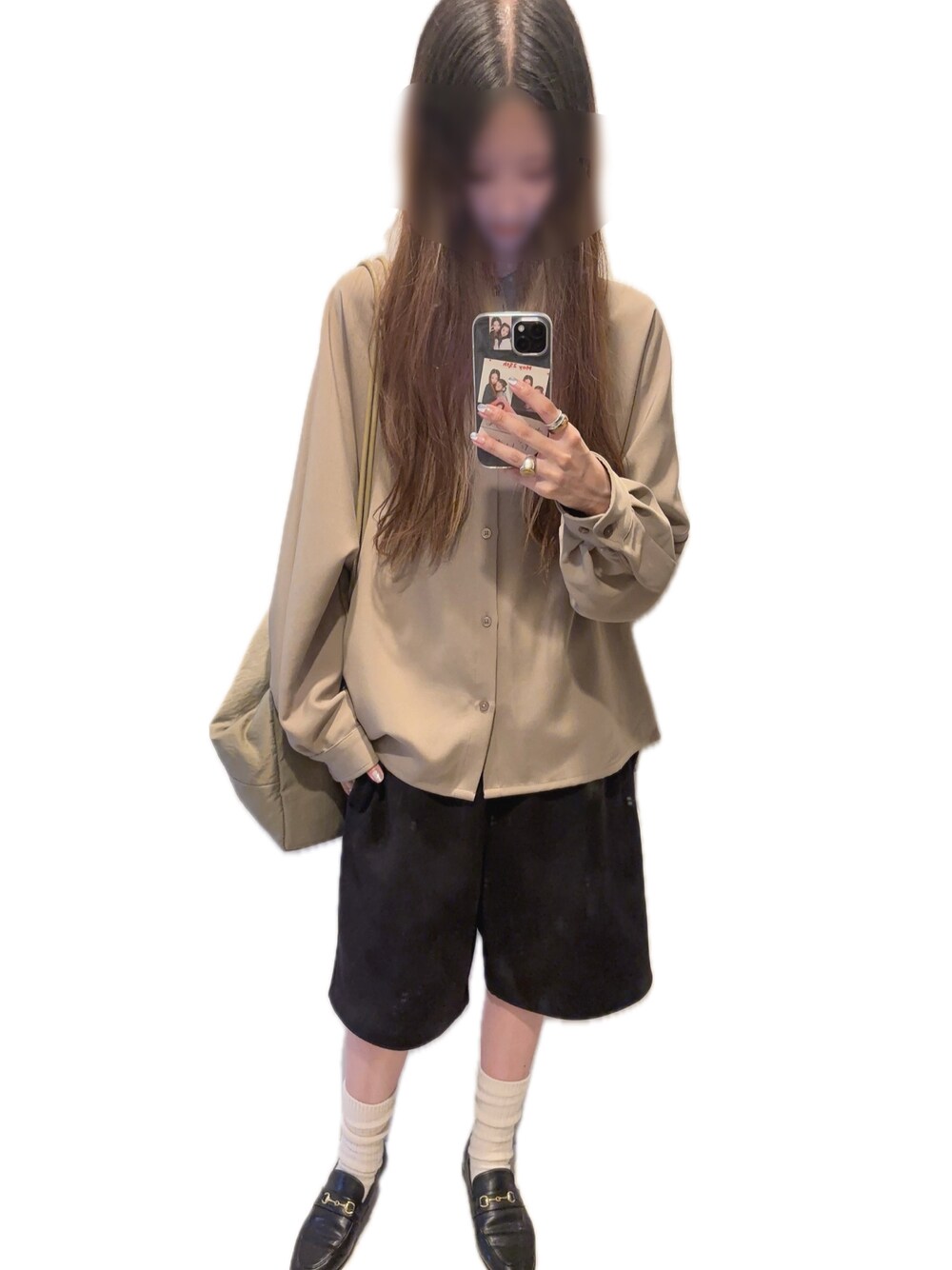 ベージュ系のシャツ/ブラウス、ブラック系のその他パンツ、ブラック系のローファーを着用したレディースの秋コーディネートの1枚目の写真