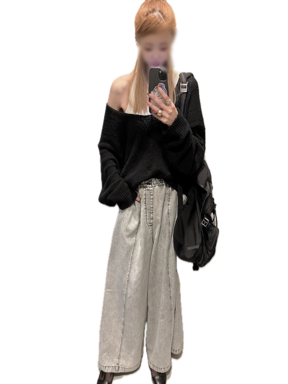 「カジュアル、シンプル、ママコーデ、ニット、デニム、ブーツ、リュック、モノトーン、おしゃれさんと繋がりたい、ootd、春コーデ」｜「HUMSのアイテム（ニット/セーター、ブラック系）」を使った、mik_.さん（レディース・162cm）の春コーディネートの1枚目の写真