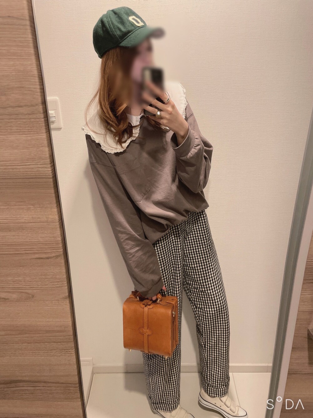 「チェック、スニーカー、カジュアル、シンプル、キャップ、秋のコーデ、休日スタイル、チェックパンツ、パンツスタイル、ootd、襟付きトップス、ママコーデ、おしゃれさんと繋がりたい」｜「BEAMSのBIG ACCESSORIES × BEAMS / 別注 ベースボールキャップ（キャップ、グリーン系）」を使った、mik_.さん（レディース・162cm）の秋コーディネートの1枚目の写真