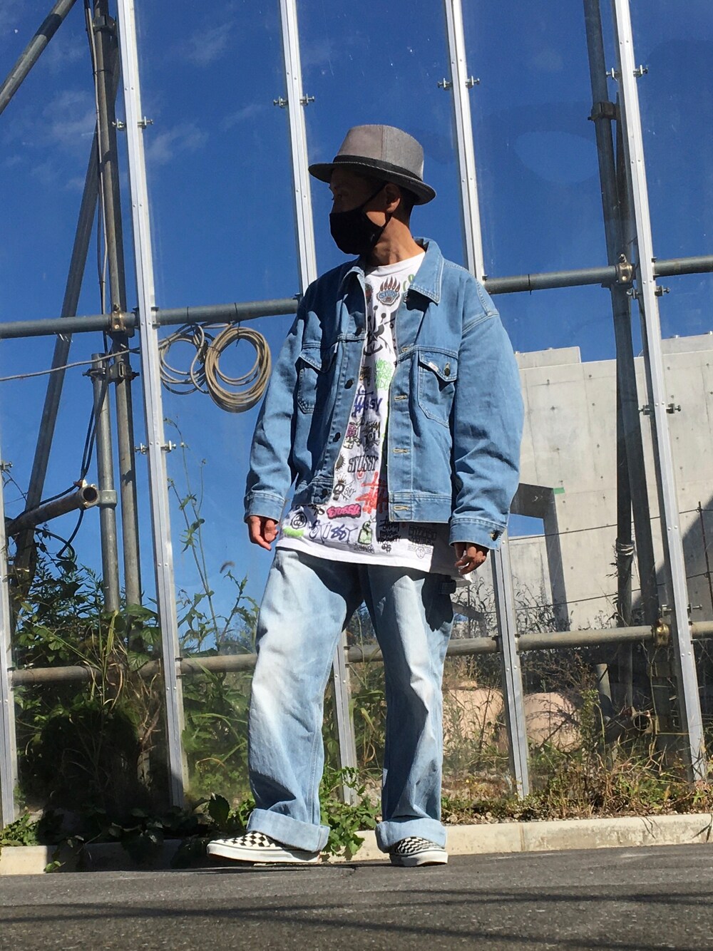 「stussy、デニムジャケット、LEE、ハット、オーバーサイズ、スリッポン、ペインターパンツ、デニムオンデニム」｜「RUBENのアイテム（ハット、グレー系）」を使った、genさん（メンズ・167cm）の秋コーディネートの1枚目の写真