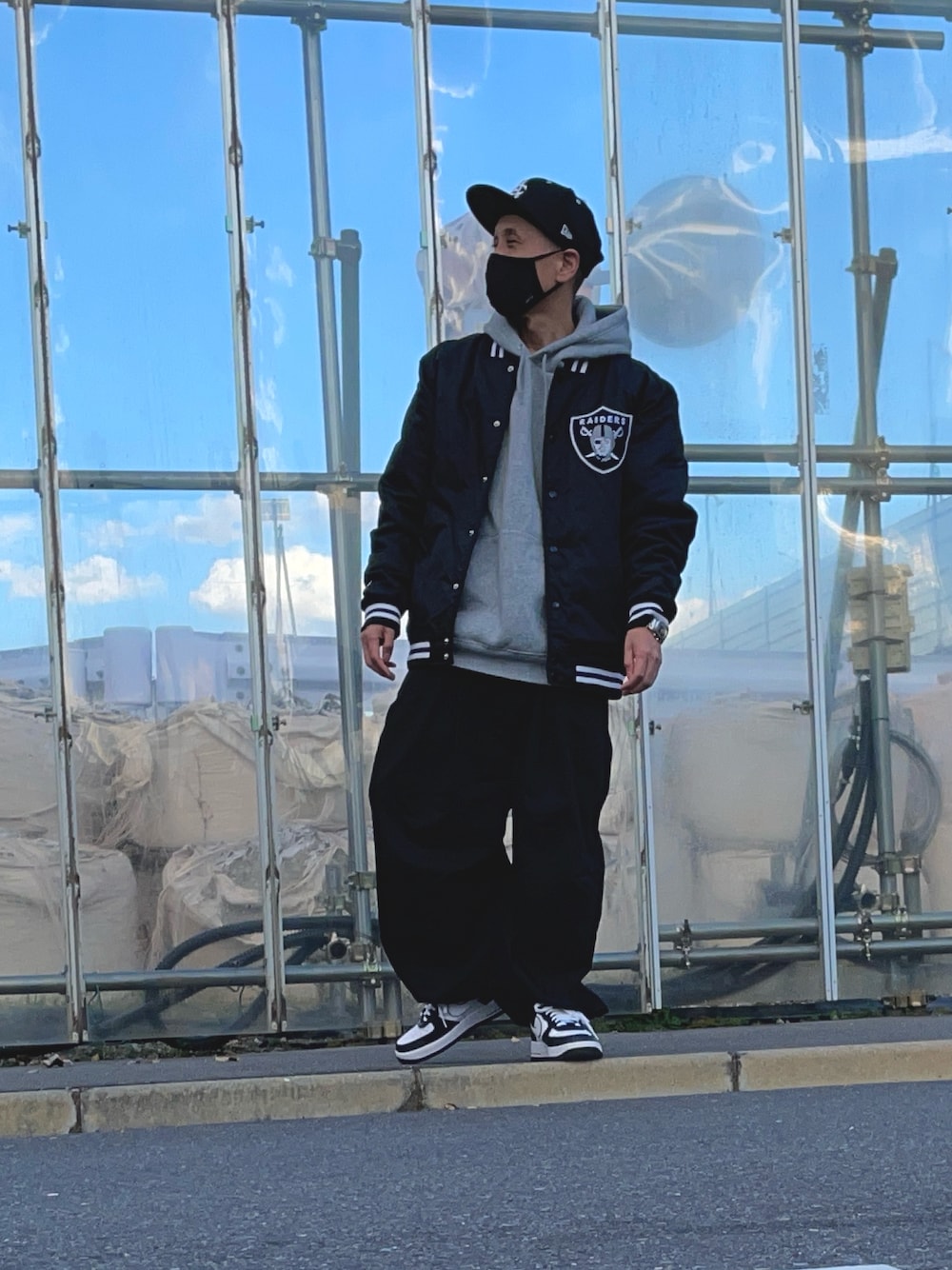 「スタジャン、スノーパンツ、キャップ、AIR FORCE 1、スウェットパーカー、レイダース」｜「NEW ERAのAVIREX×NEW ERA/アヴィレックス×ニューエラ/9FIFTY　SNAP　BACK　CAP　TYPE "AC"/　ACキャップ（キャップ、ブラック系）」を使った、genさん（メンズ・167cm）の冬コーディネートの1枚目の写真