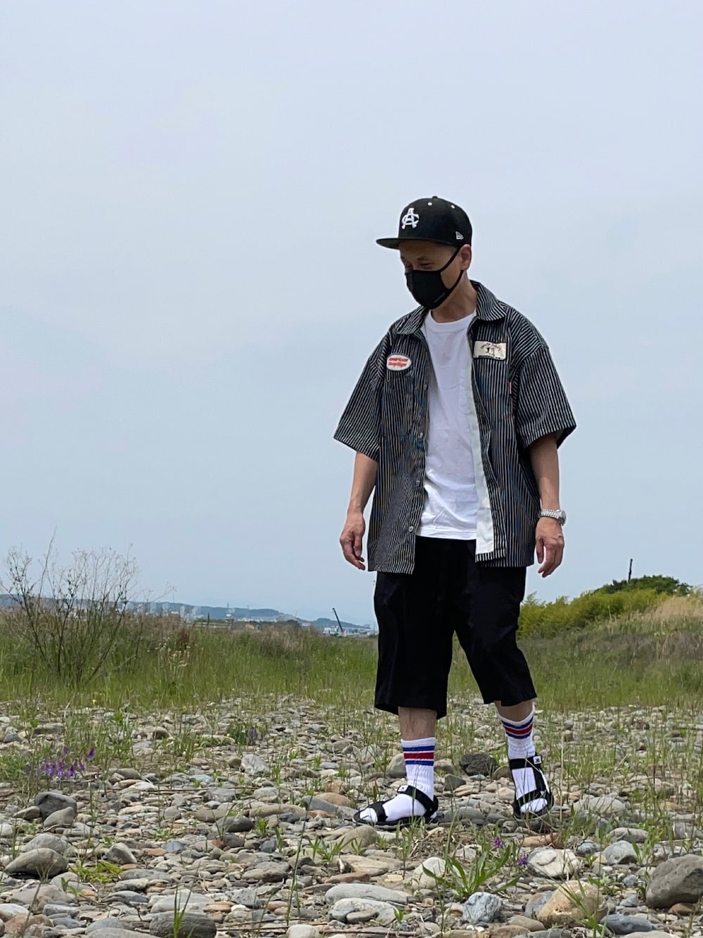 「ワークシャツ、ハーフパンツ、クライミングショーツ、ラインソックス、スポーツサンダル、河原、散歩」｜「NEW ERAのAVIREX×NEW ERA/アヴィレックス×ニューエラ/9FIFTY　SNAP　BACK　CAP　TYPE "AC"/　ACキャップ（キャップ、ブラック系）」を使った、genさん（メンズ・167cm）の春コーディネートの1枚目の写真