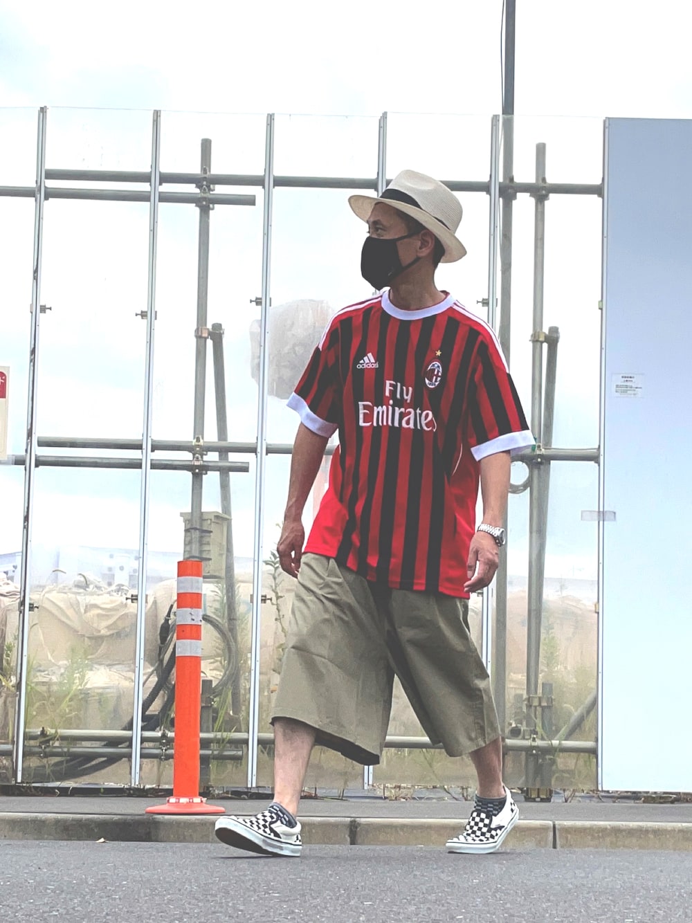 「ハット、ハーフパンツ、ゲームシャツ、サッカー、ユニフォーム、acミラン、スリッポン、adidas」｜「polcadotのアイテム（ハット、ホワイト系）」を使った、genさん（メンズ・167cm）の夏コーディネートの1枚目の写真