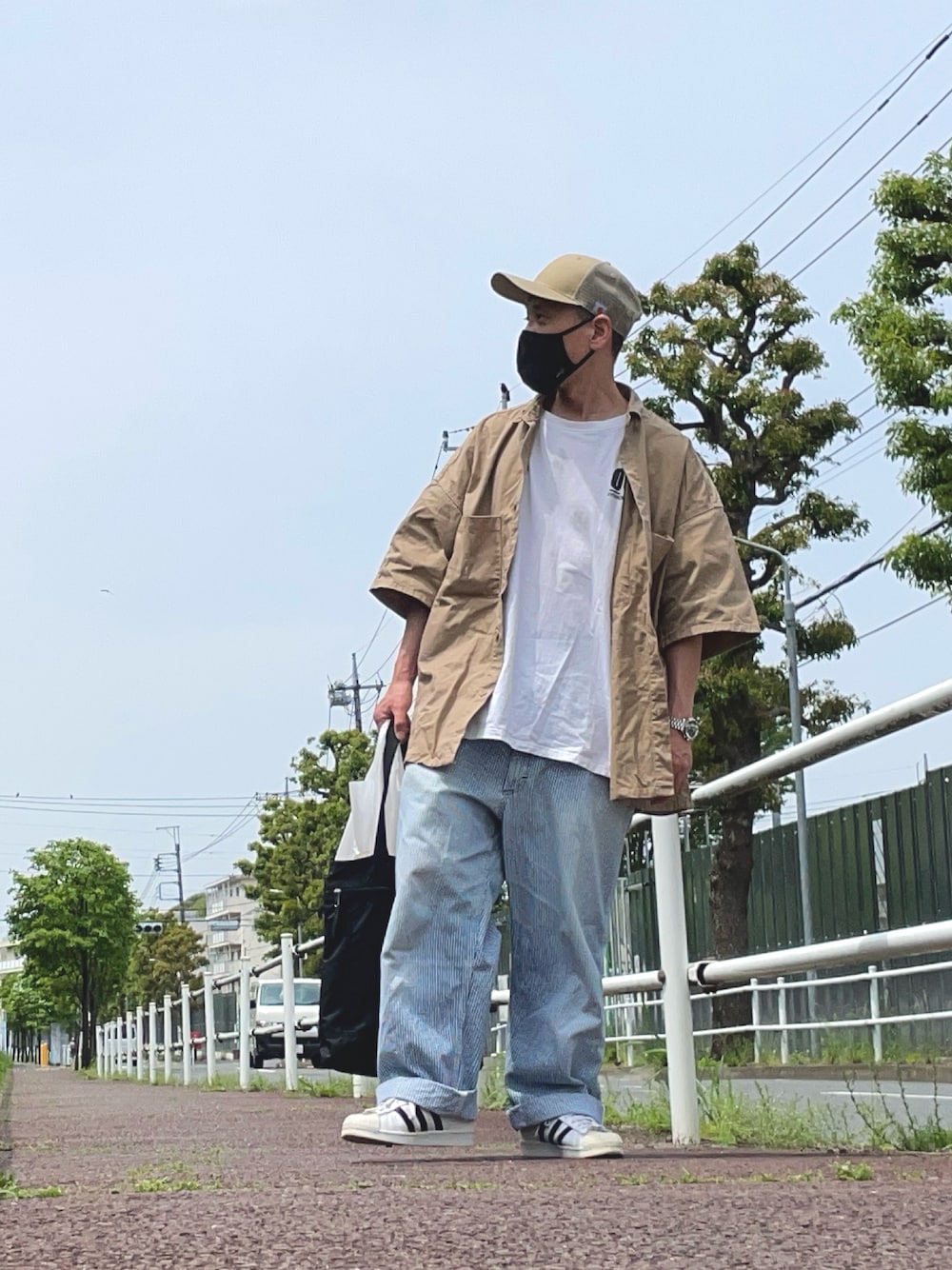 「キャップ、ペインターパンツ、ワークシャツ、アディダススーパースター」｜「Carharttの【Carhartt】CT103056 メッシュキャップ（キャップ、ベージュ系）」を使った、genさん（メンズ・167cm）の春コーディネートの1枚目の写真