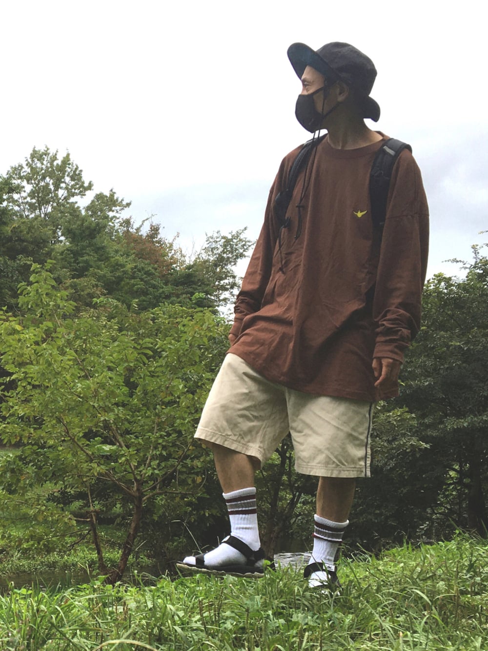 「サファリハット、ロンT、ハーフパンツ、ラインソックス、スポーツサンダル、アウトドアスタイル」｜「Ressacaの【UVCUT/撥水加工】アドベンチャーハット ワークキャップ（ハット、ブラック系）」を使った、genさん（メンズ・167cm）の秋コーディネートの1枚目の写真