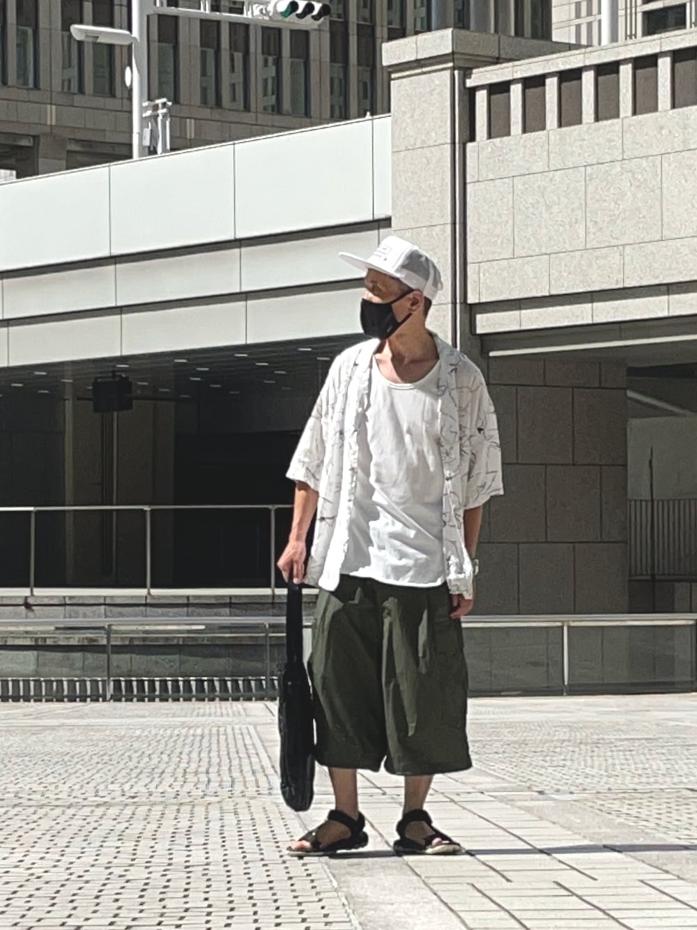 「アロハシャツ、カーゴパンツ、ハーフパンツ、キャップ、スポーツサンダル」｜「LOW JACK DESIGNのアイテム（キャップ、ホワイト系）」を使った、genさん（メンズ・167cm）の夏コーディネートの1枚目の写真