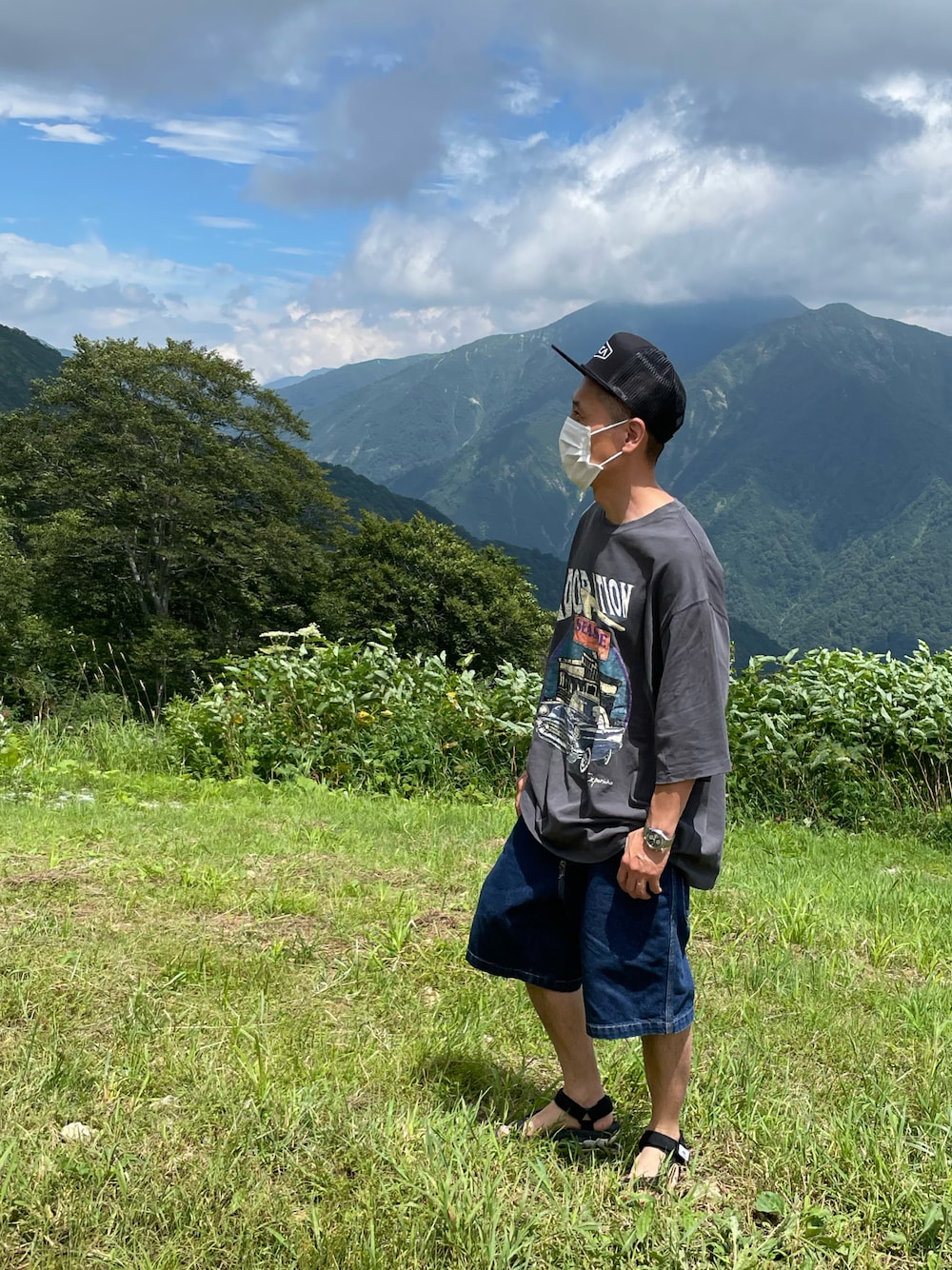 「デニムハーフパンツ、スポーツサンダル、メッシュキャップ、ビッグT、グラフィックＴ」｜「RVCAのRVCA メンズ  STAPLE FOAMY TRUCKER キャップ【2021年春夏モデル】/ルーカ 帽子 キャップ（キャップ、ブラック系）」を使った、genさん（メンズ・167cm）の夏コーディネートの1枚目の写真