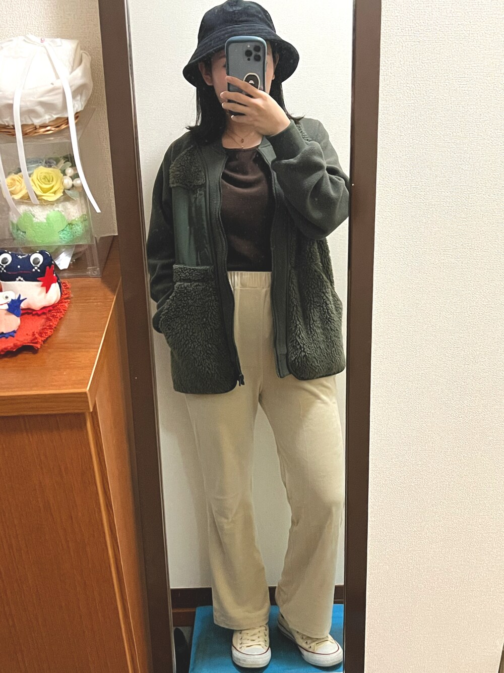 「LEPSIMの楽伸びフレアイージーパンツ　920297（その他パンツ、ベージュ系）」を使った、っちさん（レディース・158cm）の冬コーディネートの1枚目の写真