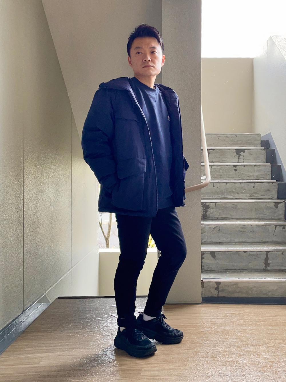 「冬コーデ、冬のコーデ、大人カジュアル、大晦日、White Mountaineering、UNIQLO、シンプル、スウェット、休日スタイル、スニーカー、スニーカーコーデ、ネイビー、カジュアルコーデ、ブラック」｜「HOKAのHOKA ONE ONE Bondi 6 (BLACK/BLACK)（スニーカー、ブラック系）」を使った、yu_kiさん（メンズ・165cm）の冬コーディネートの1枚目の写真