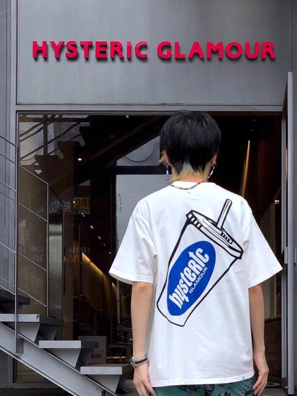 ホワイト系のTシャツ/カットソー、その他のその他雑貨、ブラック系のサングラスを着用したメンズの秋コーディネートの1枚目の写真