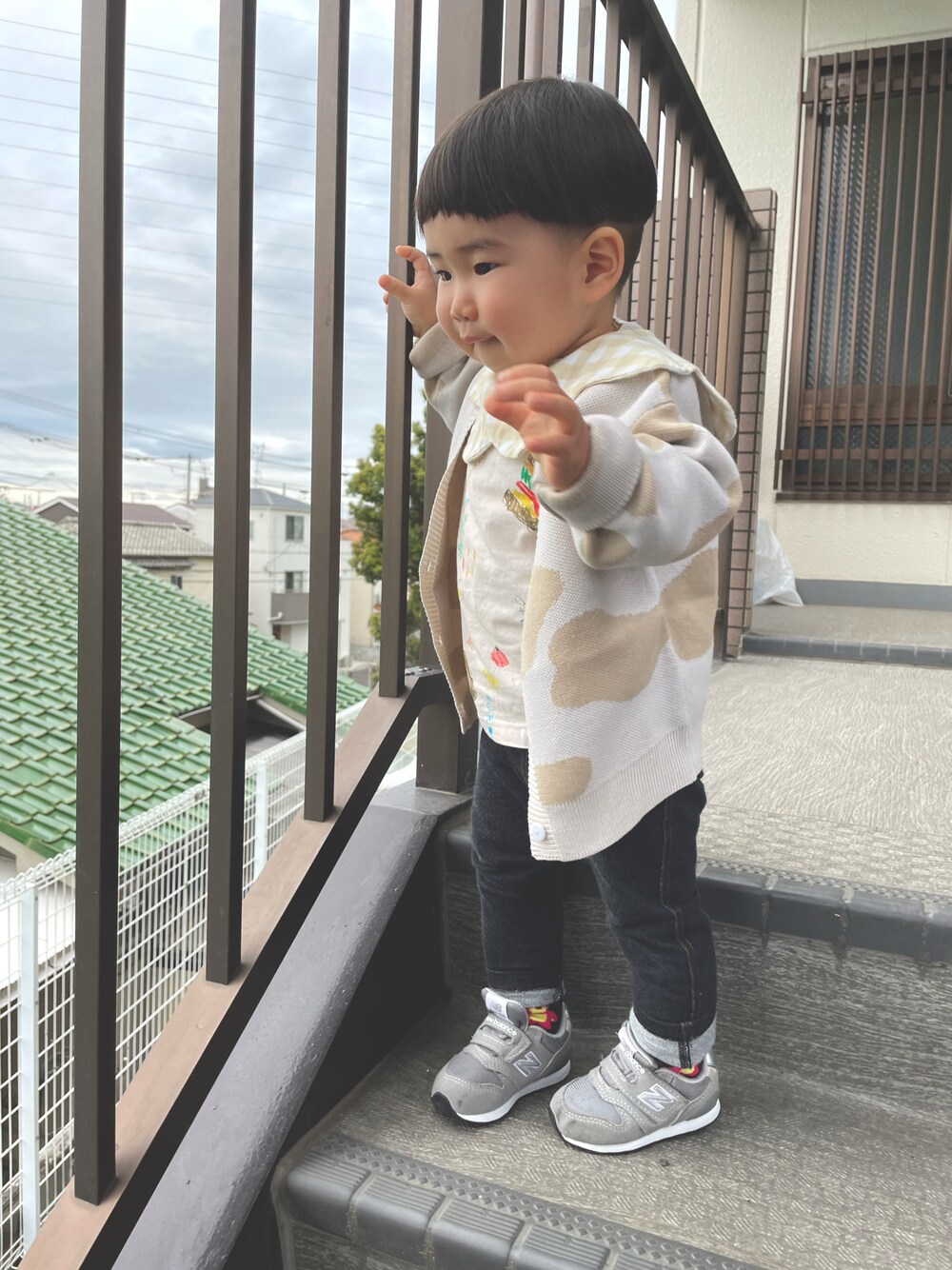 「NEW BALANCEのアイテム（スニーカー、グレー系）」を使った、どんぐりさん（キッズ・80cm）の秋コーディネートの1枚目の写真