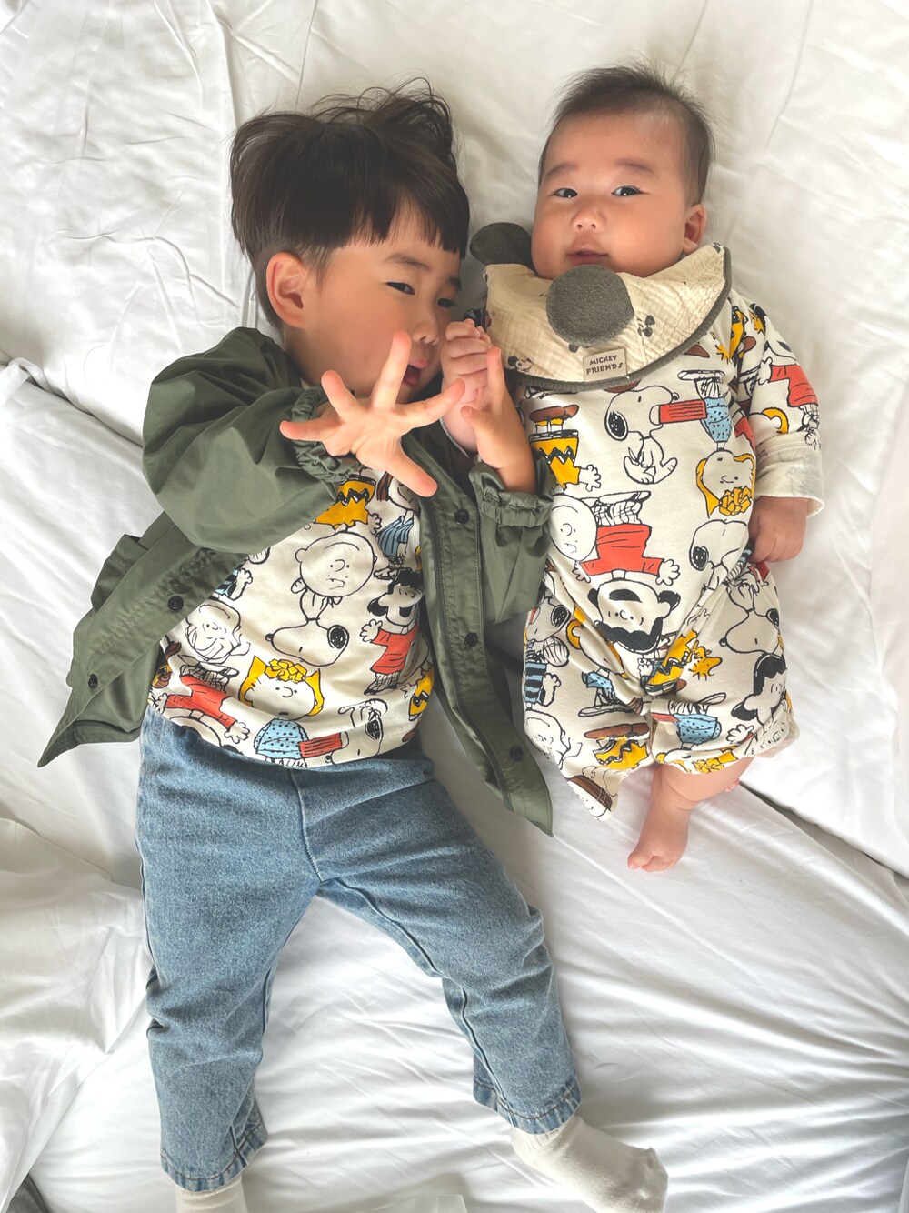 「SHEINのアイテム（デニムパンツ、ブルー系）」を使った、どんぐりさん（キッズ・90cm）の春コーディネートの1枚目の写真
