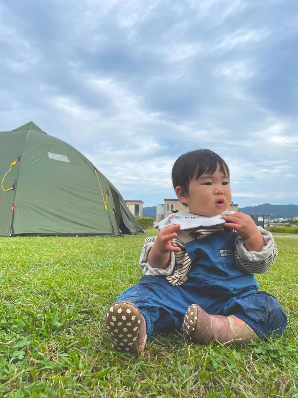 「初キャンプ」｜「aoechildのアイテム（つなぎ/オールインワン、ブルー系）」を使った、どんぐりさん（キッズ・70cm）の秋コーディネートの1枚目の写真