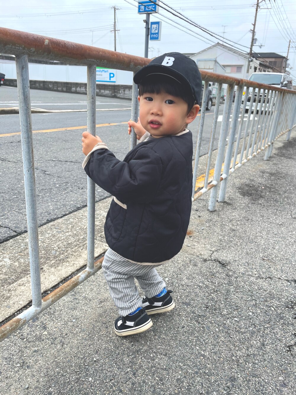 「西松屋のアイテム（スニーカー、ブラック系）」を使った、どんぐりさん（キッズ・80cm）の冬コーディネートの1枚目の写真