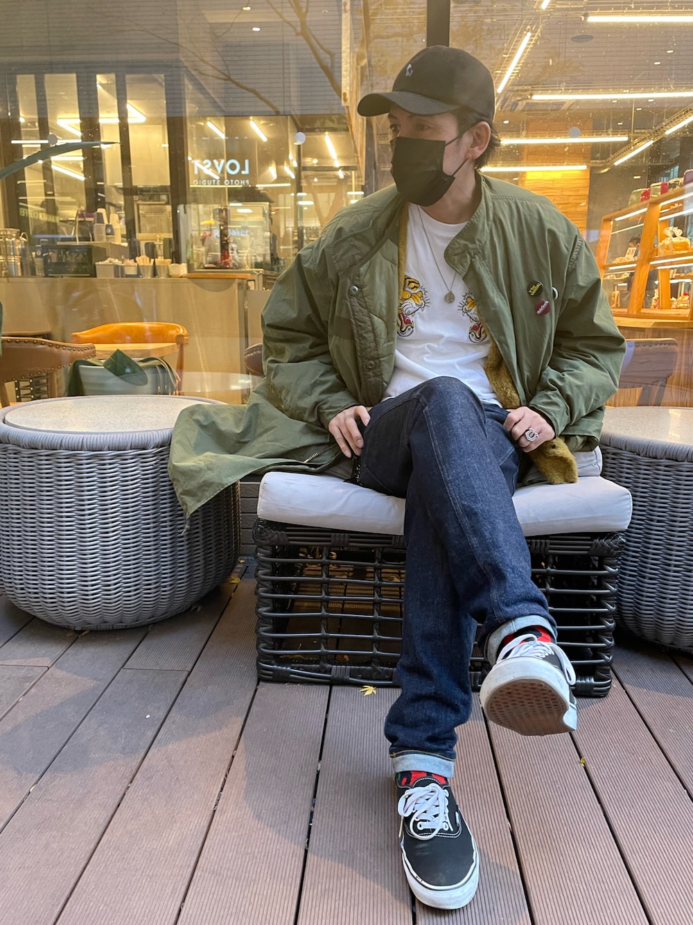 ホワイト系のTシャツ/カットソー、ブルー系のデニムパンツ、ブラック系のスニーカーを着用したメンズの冬コーディネートの1枚目の写真