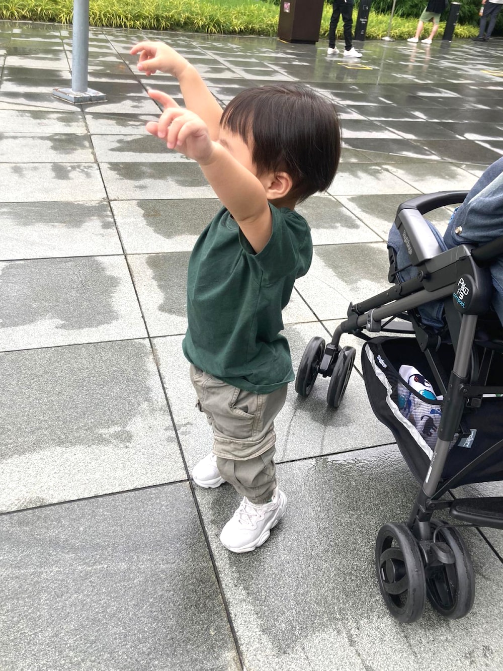 「adidasのアイテム（スニーカー、グレー系）」を使った、Ng Joelさん（メンズ・170cm）の秋コーディネートの1枚目の写真