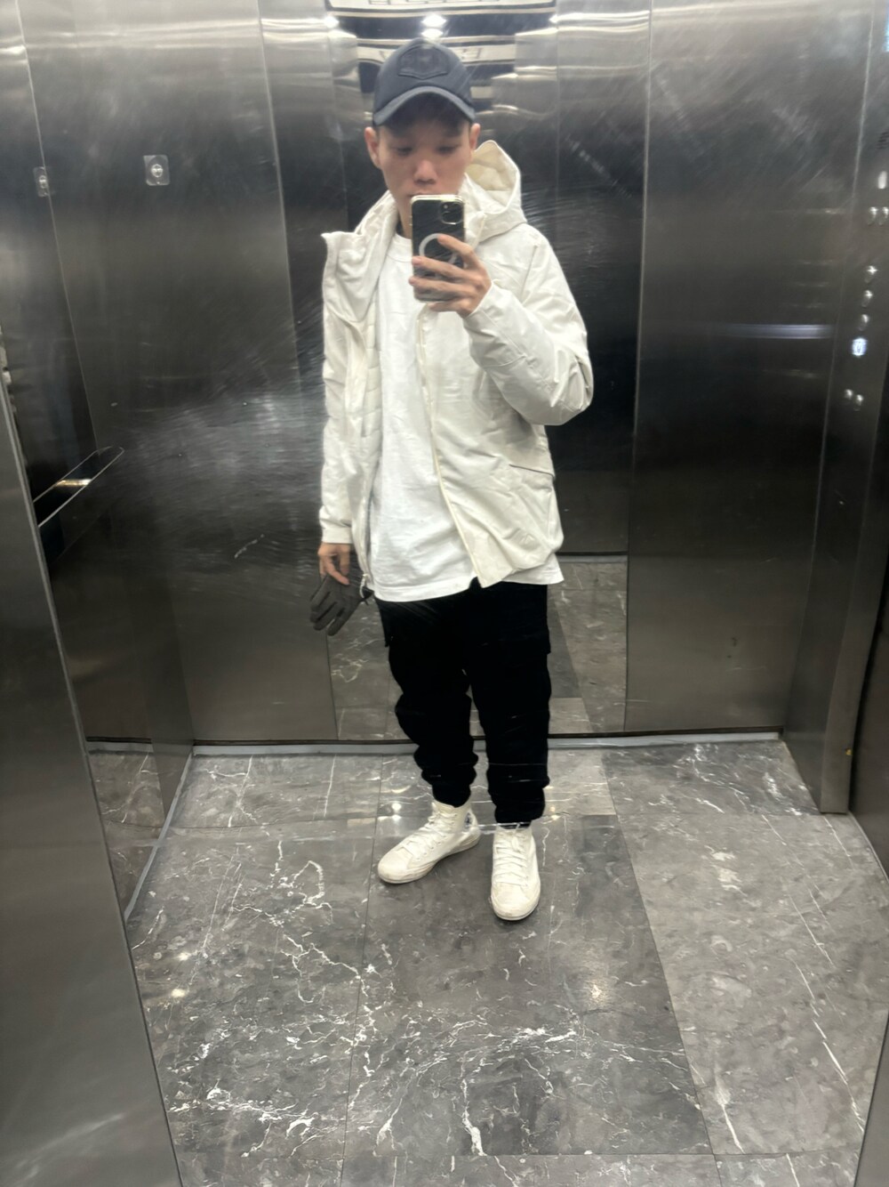 「black and white、ootd、iPhone15」｜「CONVERSEのアイテム（スニーカー、ホワイト系）」を使った、Ng Joelさん（メンズ・169cm）の冬コーディネートの1枚目の写真