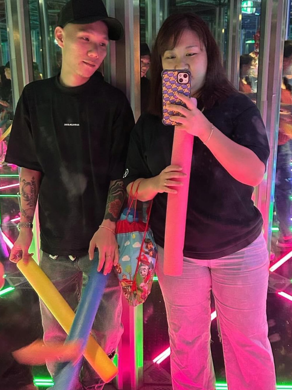 「Calvin Klein Jeansのアイテム（Tシャツ/カットソー、ブラック系）」を使った、Ng Joelさん（メンズ・169cm）の冬コーディネートの1枚目の写真