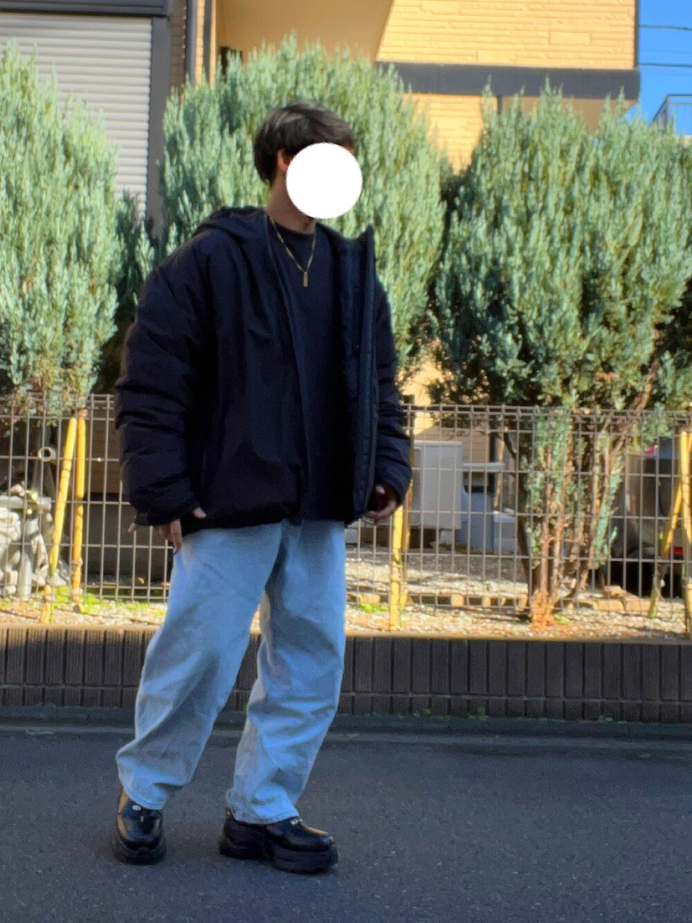 「冬、休日コーデ、シンプル、ラフ、オトナカジュアル、ビッグシルエット、ダウンジャケット、スニーカー、デニム、低身長」｜「DOOPZのDOOPZ リングジップフードダウンジャケット（ダウンジャケット/コート、ブラック系）」を使った、tatsuyaさん（メンズ・164cm）の冬コーディネートの1枚目の写真