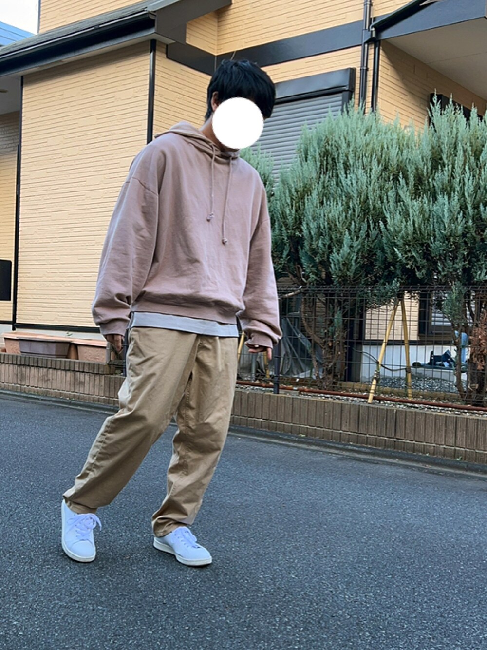 「ビッグシルエット、大人カジュアル、秋のコーデ、ワイドパンツ、ゆるコーデ、スニーカー、ベージュ、プチプラ、低身長コーデ、レイヤードスタイル」｜「DOOPZのDOOPZ　ソフトヘビーコットンフーディ（パーカー、ベージュ系）」を使った、tatsuyaさん（メンズ・164cm）の秋コーディネートの1枚目の写真