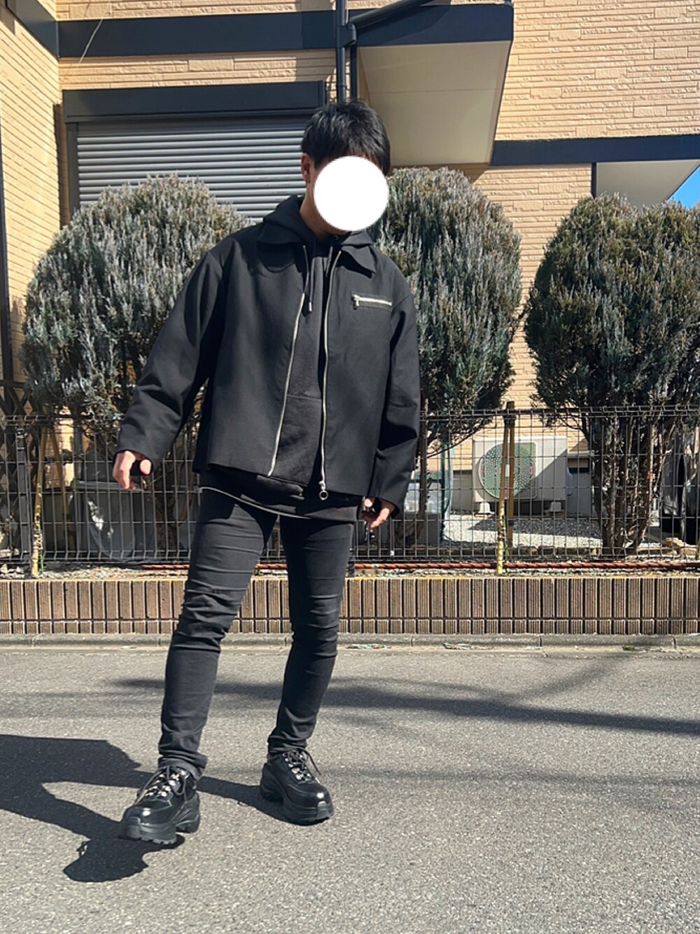 「休日スタイル、ブラック、きれいめカジュアル、スニーカー、春コーデ、シンプル、スキニー、オーバーサイズ、低身長」｜「DOOPZのDOOPZ　ルーズスリーブジップブルゾン（ブルゾン、ブラック系）」を使った、tatsuyaさん（メンズ・164cm）の冬コーディネートの1枚目の写真