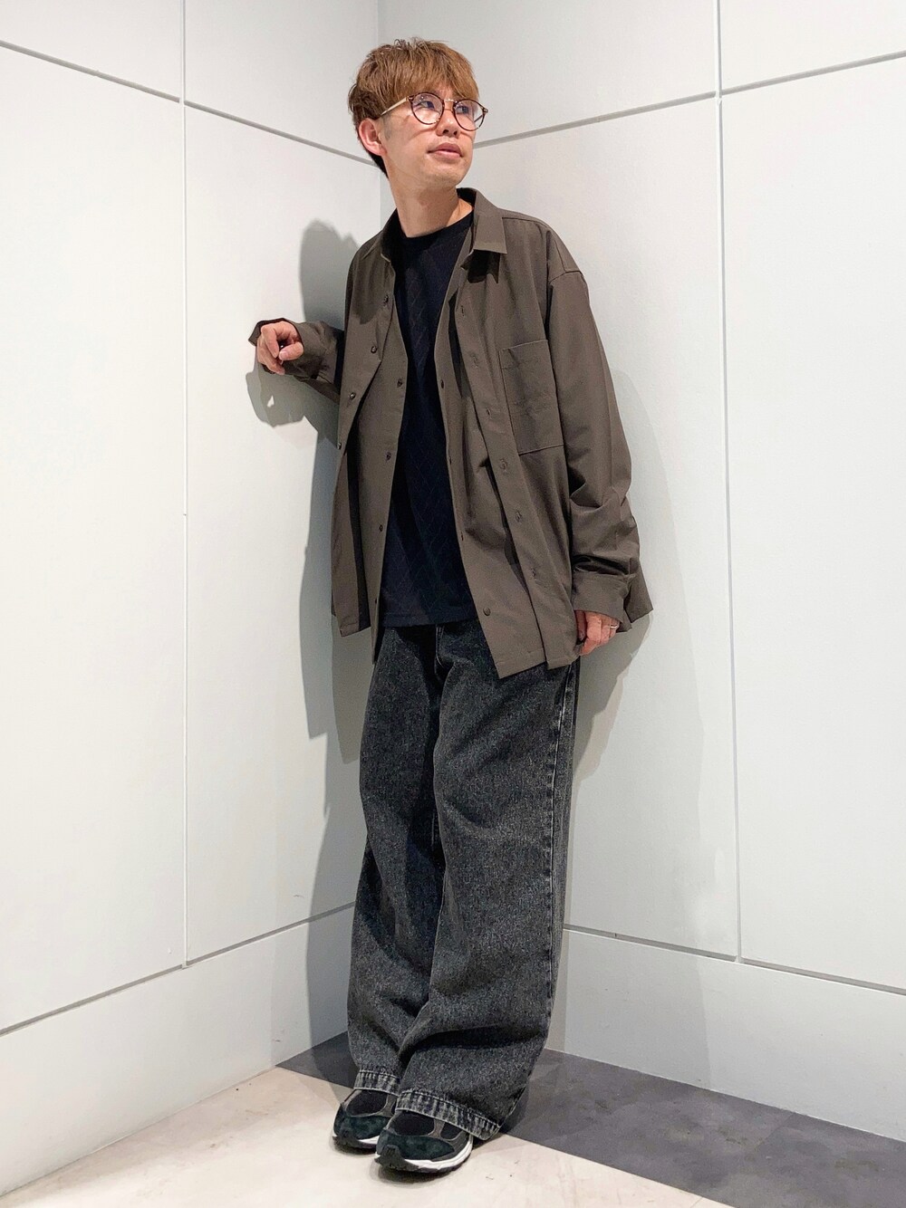 「40代男性」｜「THE SHOP TK の【360°ストレッチ／セットアップ可】リッチポリシャツ（シャツ/ブラウス、ブラウン系）」を使った、つーじーさん（メンズ・168cm）の秋コーディネートの1枚目の写真
