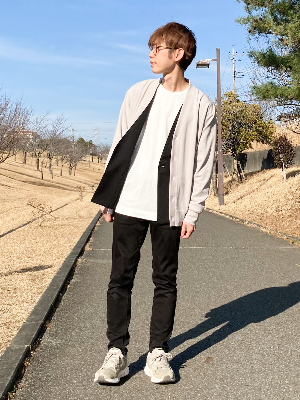 「シンプル、カジュアルコーデ、40代」｜「THE SHOP TK の【定番人気NO1！/ユニセックスアイテム】ダンボールVカーディガン（カーディガン/ボレロ、グレー系）」を使った、つーじーさん（メンズ・168cm）の春コーディネートの1枚目の写真