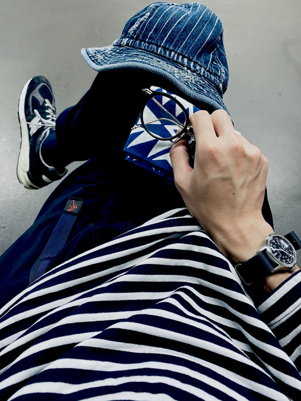 「クラシック、マリン、ネイビー、ボーダー、デニムハット、めがね、手ぬぐい」｜「Engineered Garmentsの2020ss STRIPE SWEAT NAVY WHITE size S（Tシャツ/カットソー、ブルー系）」を使った、N.jun-tさん（メンズ・175cm）の秋コーディネートの1枚目の写真
