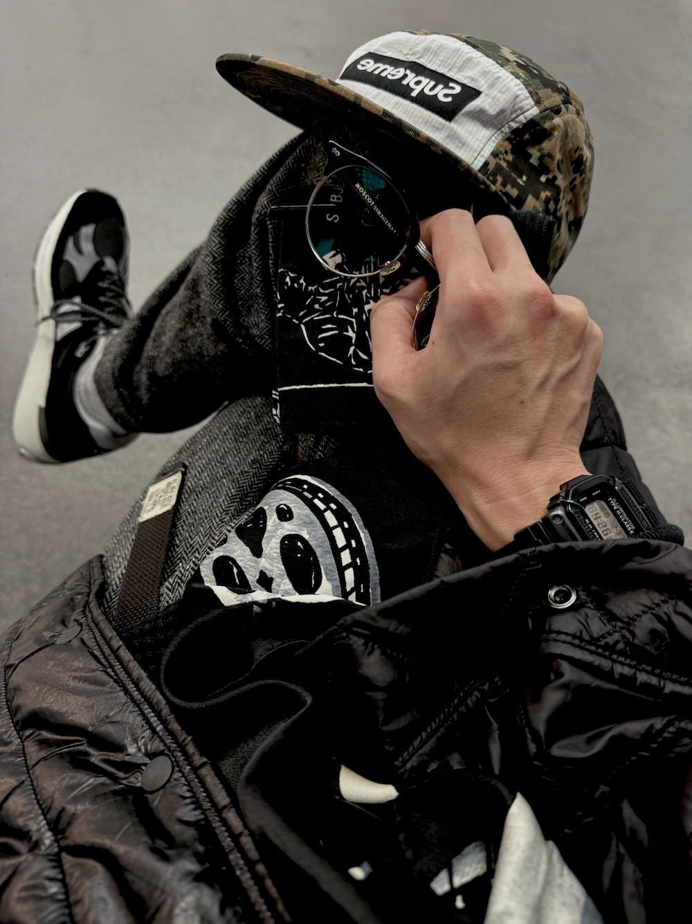 ブラック系のその他アウター、ブラック系のベスト、ブラック系のスウェットを着用したメンズの冬コーディネートの1枚目の写真