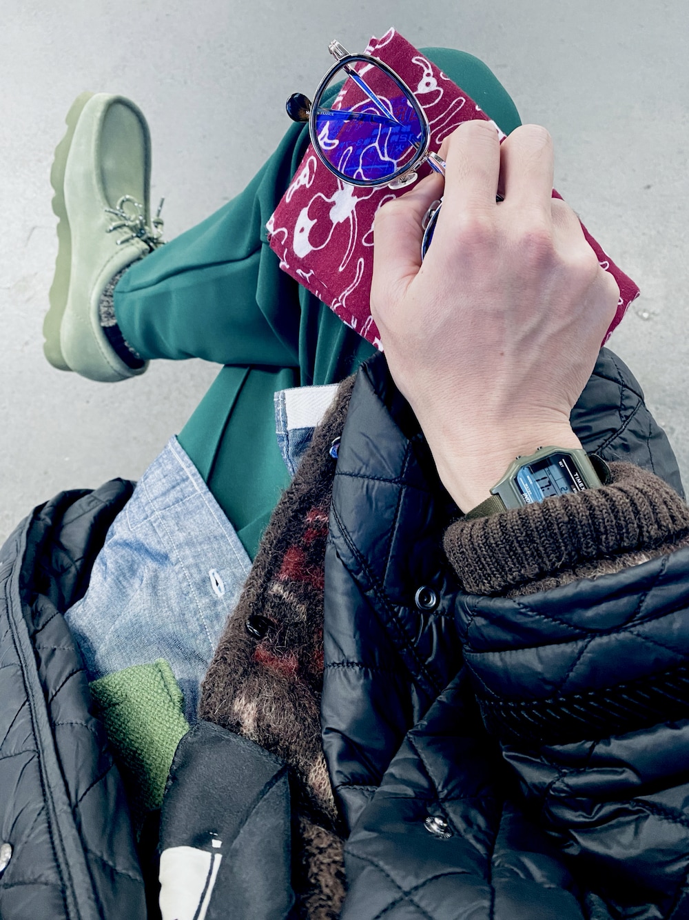 ブラウン系のカーディガン/ボレロ、グレー系のシャツ/ブラウス、ブラック系のその他アウターを着用したメンズの春コーディネートの1枚目の写真