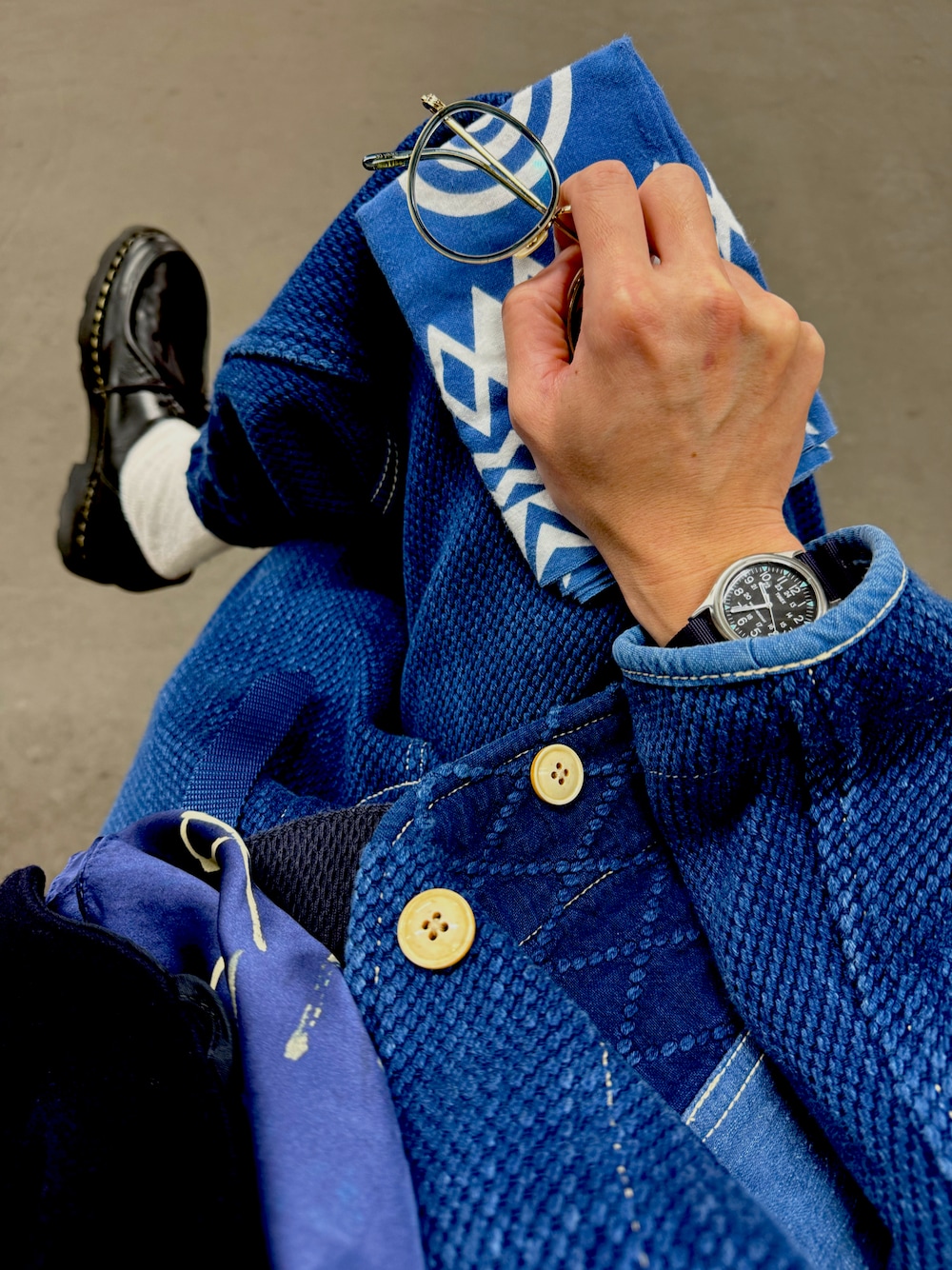 ブルー系のその他アウター、ブルー系のベスト、ブルー系のスウェットを着用したメンズの春コーディネートの1枚目の写真