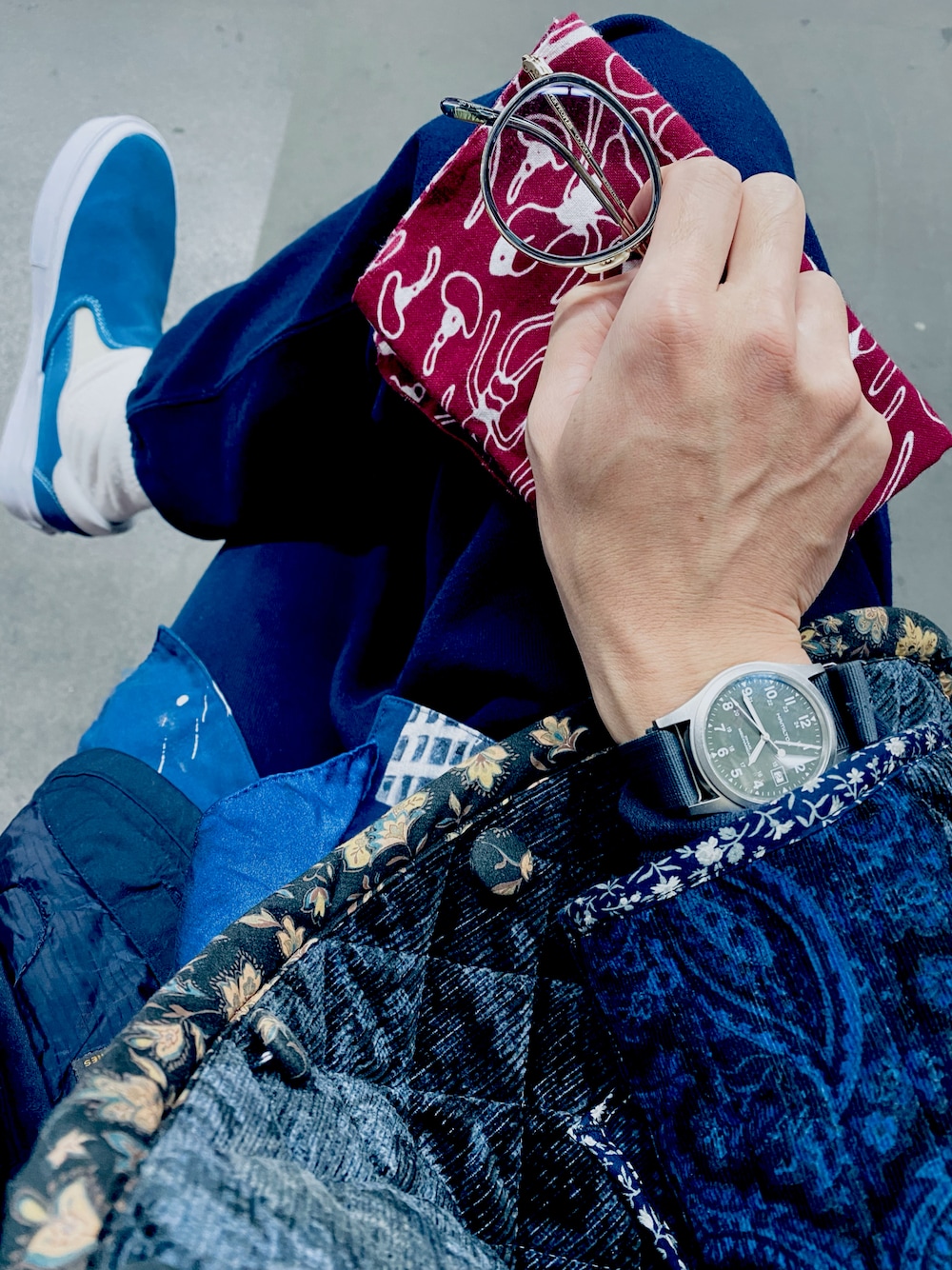 ブルー系のパーカー、ブルー系のシャツ/ブラウス、ブルー系のジャケット/アウターを着用したメンズの冬コーディネートの1枚目の写真