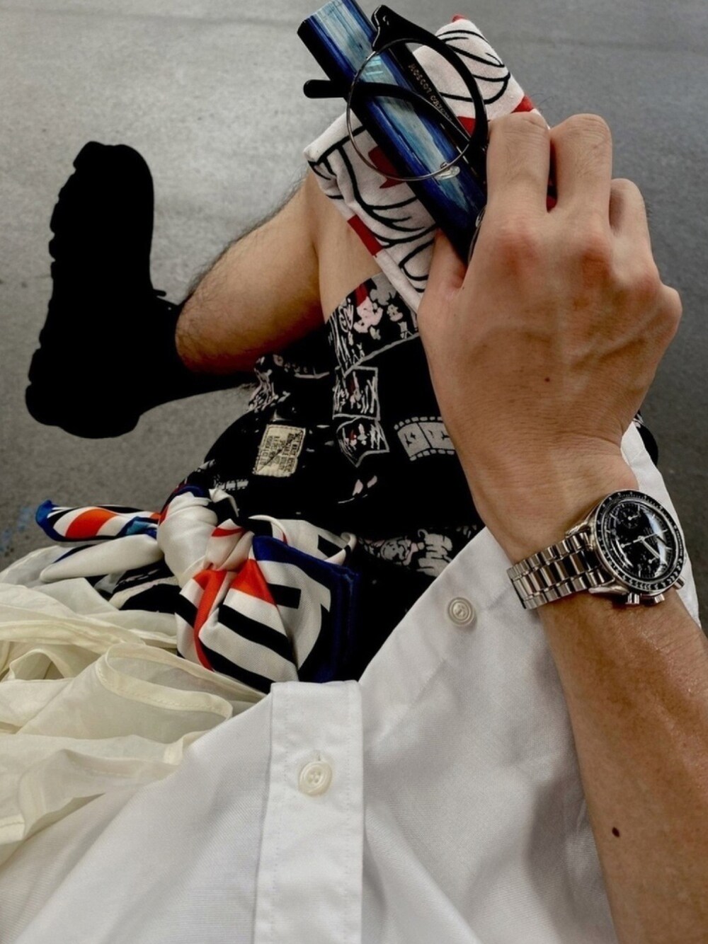 ホワイト系のシャツ/ブラウス、ブラック系のパンツ、ブラック系のブーツを着用したメンズの秋コーディネートの1枚目の写真