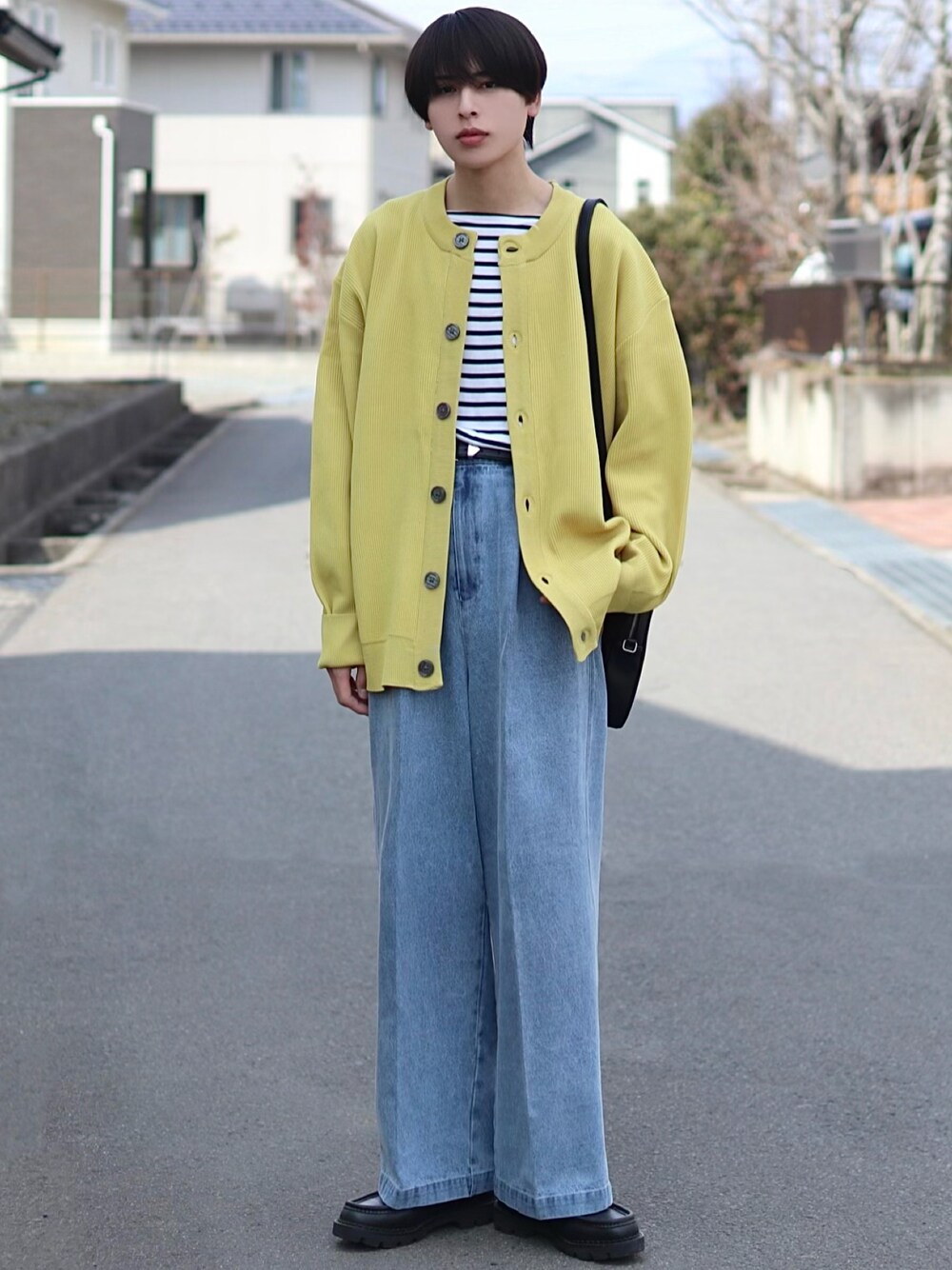 「EMMA CLOTHESのアゼ編み クルーネック/ラウンドネック ドロップショルダールーズニットカーディガン EMMA CLOTHES 2022 SPRING（カーディガン/ボレロ、イエロー系）」を使った、ろむしさん（メンズ・174cm）の春コーディネートの1枚目の写真