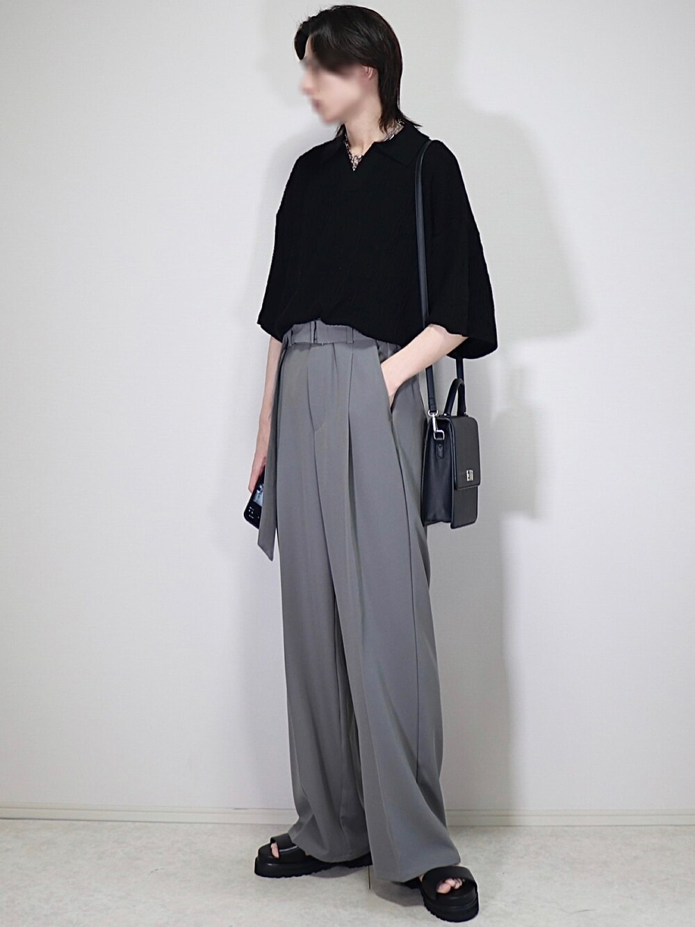 「EMMA CLOTHESのジャガードスキッパールーズニットポロシャツ EMMA CLOTHES 2023SS（ポロシャツ、ブラック系）」を使った、ろむしさん（メンズ・174cm）の春コーディネートの1枚目の写真
