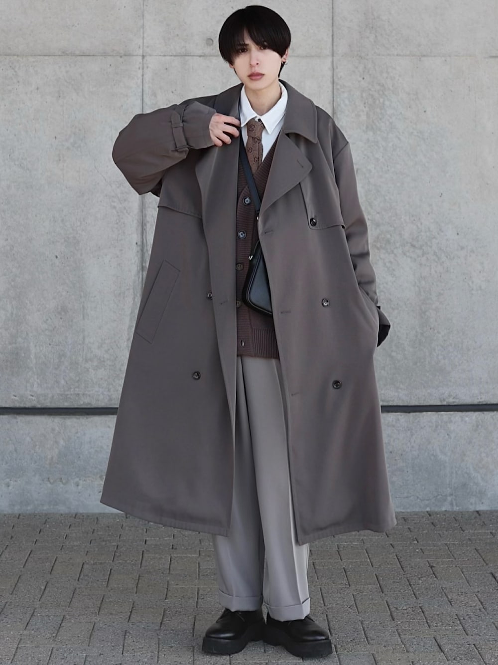 モードオーバー ハイネックトレンチコートを使った人気ファッション