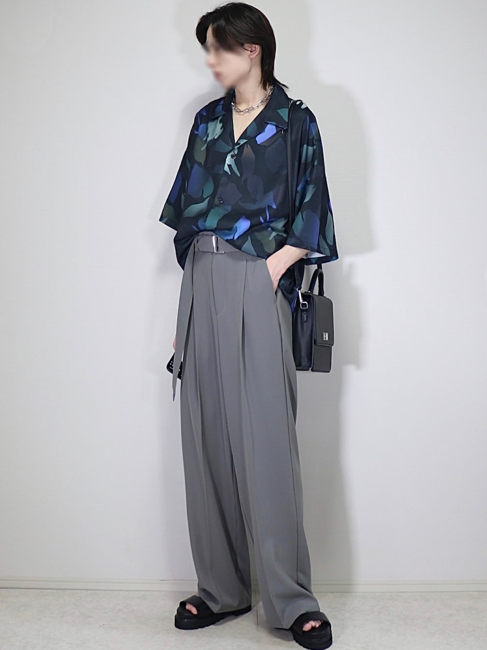 「EMMA CLOTHESのルーズオーバーオープンカラーマルチパターンS/Sシャツ EMMA CLOTHES（シャツ/ブラウス、ブラック系）」を使った、ろむしさん（メンズ・174cm）の春コーディネートの1枚目の写真