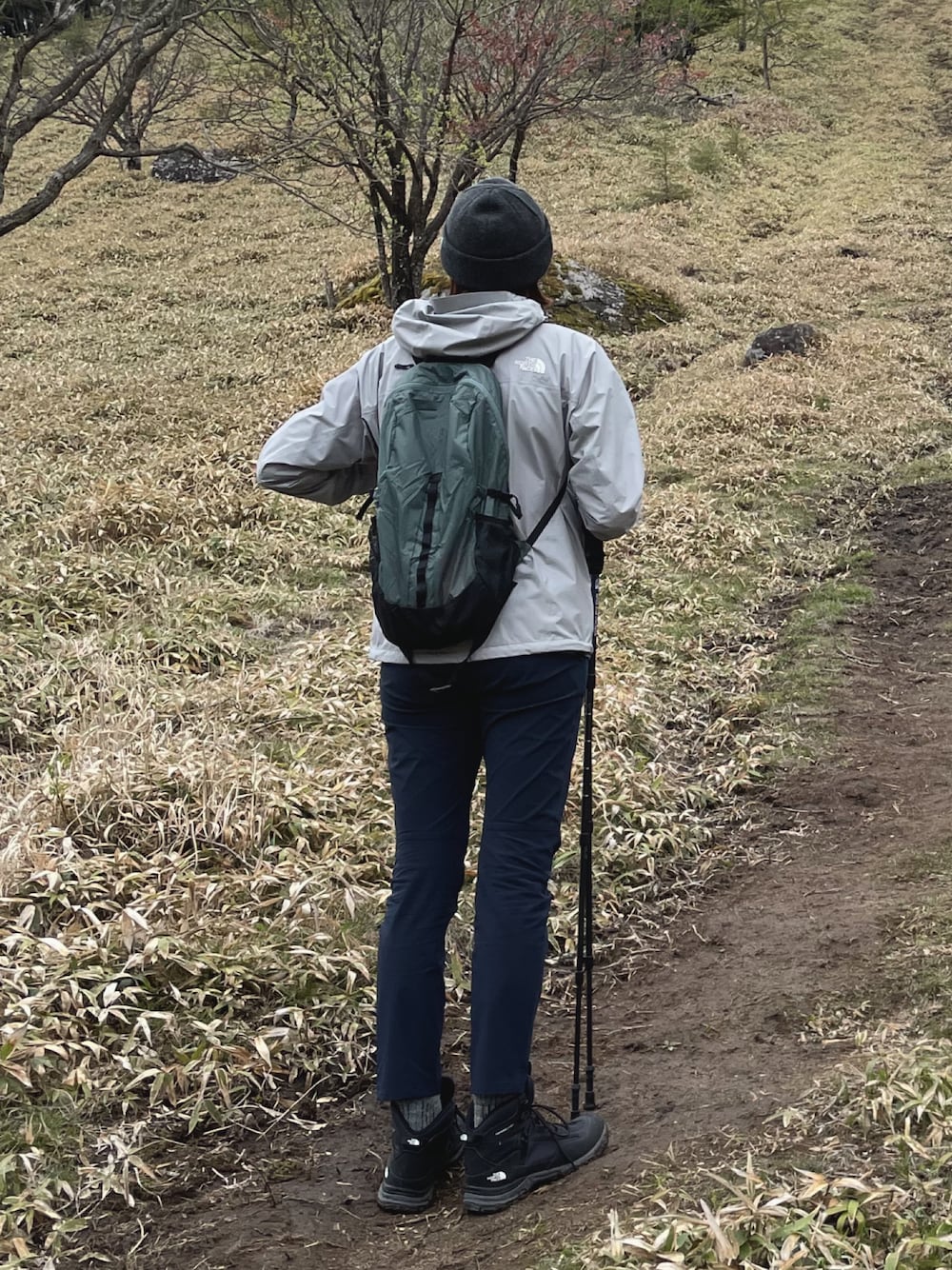 「トレッキング、登山、山登りスタイル、ノースフェイス、ゴアテックス」｜「THE NORTH FACEのアイテム（ナイロンジャケット、シルバー系）」を使った、shuさん（レディース・173cm）の春コーディネートの1枚目の写真