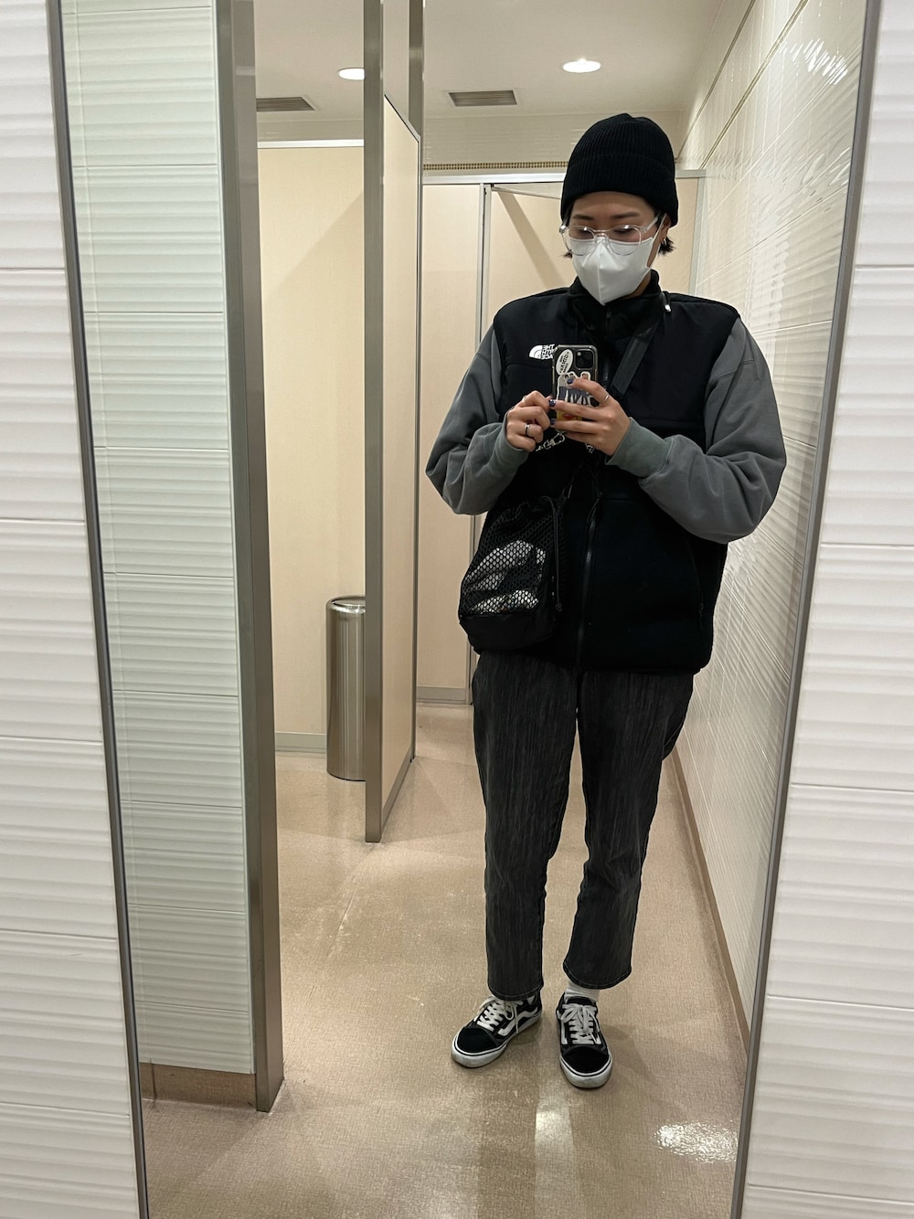 「ベスト、バンズ、ニット帽」｜「THE NORTH FACEのTHE NORTH FACE Comfortive Beanie NN02282（ニットキャップ/ビーニー、ブラック系）」を使った、shuさん（レディース・173cm）の春コーディネートの1枚目の写真