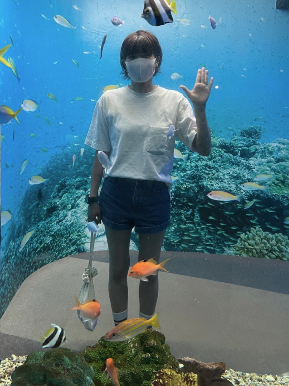 「白Tシャツ、UNIQLO、デニム、ショートパンツ、アメアパ、VANS」｜「UNIQLOのオーバーサイズクルーネックT（半袖）（Tシャツ/カットソー、ホワイト系）」を使った、shuさん（レディース・173cm）の夏コーディネートの1枚目の写真