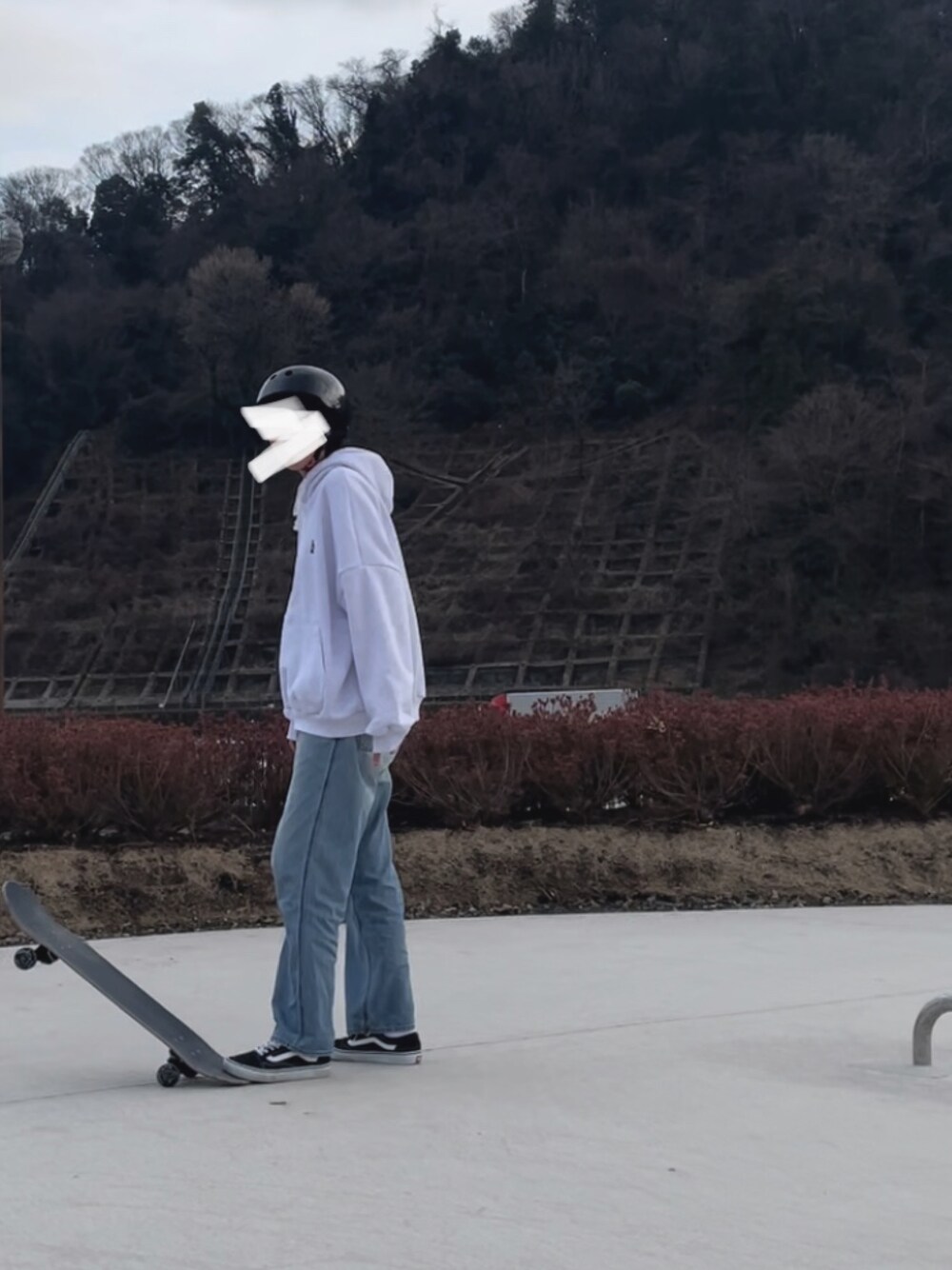 「カジュアル、スケータースタイル、パーカー、フーディー、デニム、スニーカー、VANS」｜「THE NORTH FACE PURPLE LABELのアイテム（デニムパンツ、ブルー系）」を使った、shuさん（レディース・173cm）の冬コーディネートの1枚目の写真