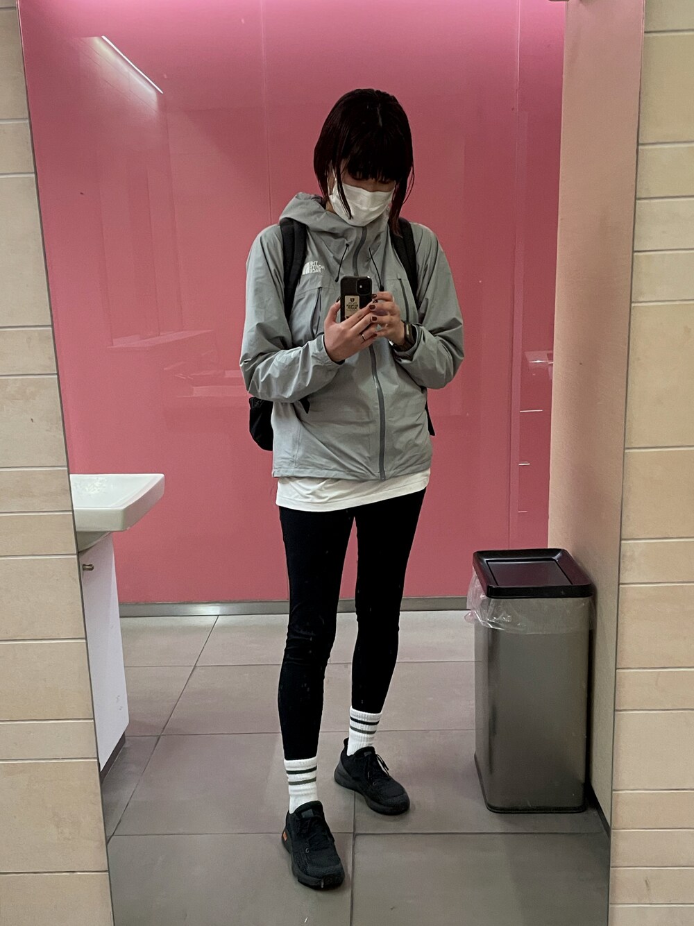 「ノースフェイス、グレー」｜「THE NORTH FACEのアイテム（ナイロンジャケット、シルバー系）」を使った、shuさん（レディース・173cm）の春コーディネートの1枚目の写真