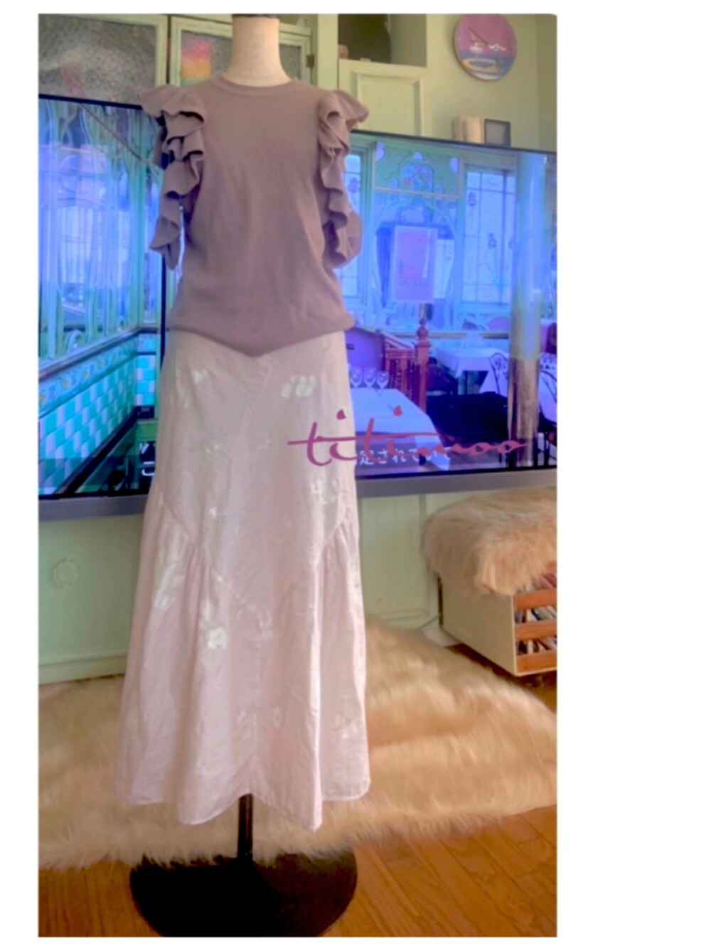 ピンク系のスカートを着用したレディースの夏コーディネートの1枚目の写真