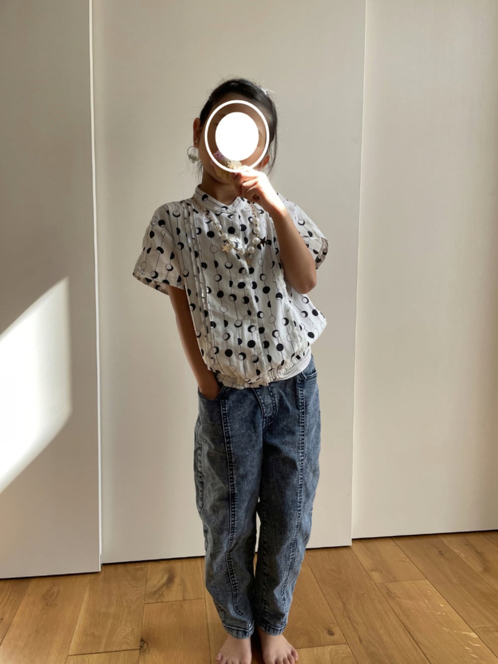 「デニム、キッズコーデ、シンプルコーデ、女の子、シャツコーデ、おんなのこ、まだまだ暑い、まだまだ夏コーデ、おしゃれさんと繋がりたい」｜「GUのアイテム（デニムパンツ、ブルー系）」を使った、kiccham☆さん（キッズ・123cm）の秋コーディネートの1枚目の写真