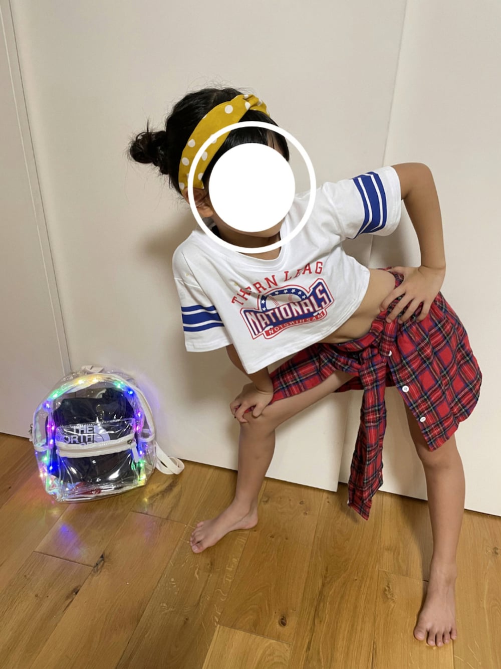 「キッズコーデ、韓国子供服、女の子、ヘソだし、韓国ファッション、おしゃれさんと繋がりたい」｜「韓国子ども服のアイテム（Tシャツ/カットソー、ホワイト系）」を使った、kiccham☆さん（キッズ・122cm）の秋コーディネートの1枚目の写真