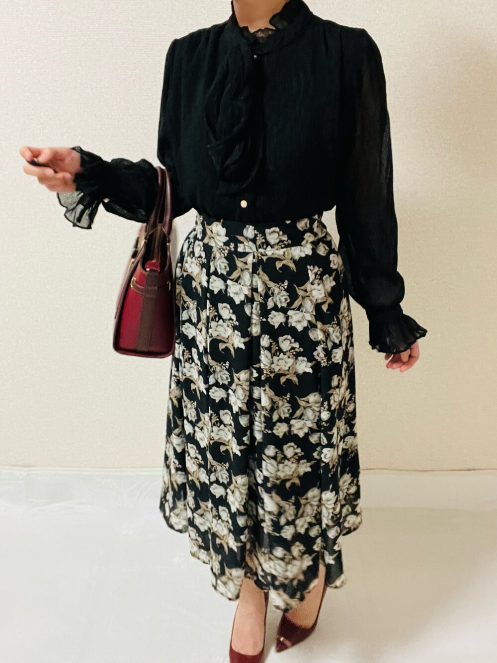 「お出かけコーデ日記、大人女子、シンプルスタイル、休日スタイル、低身長コーデ、春服コーデ、大人ガーリー」｜「JUNOAHのハイネックシアーシフォントップス（シャツ/ブラウス、ブラック系）」を使った、bellbelljpさん（レディース・155cm）の春コーディネートの1枚目の写真